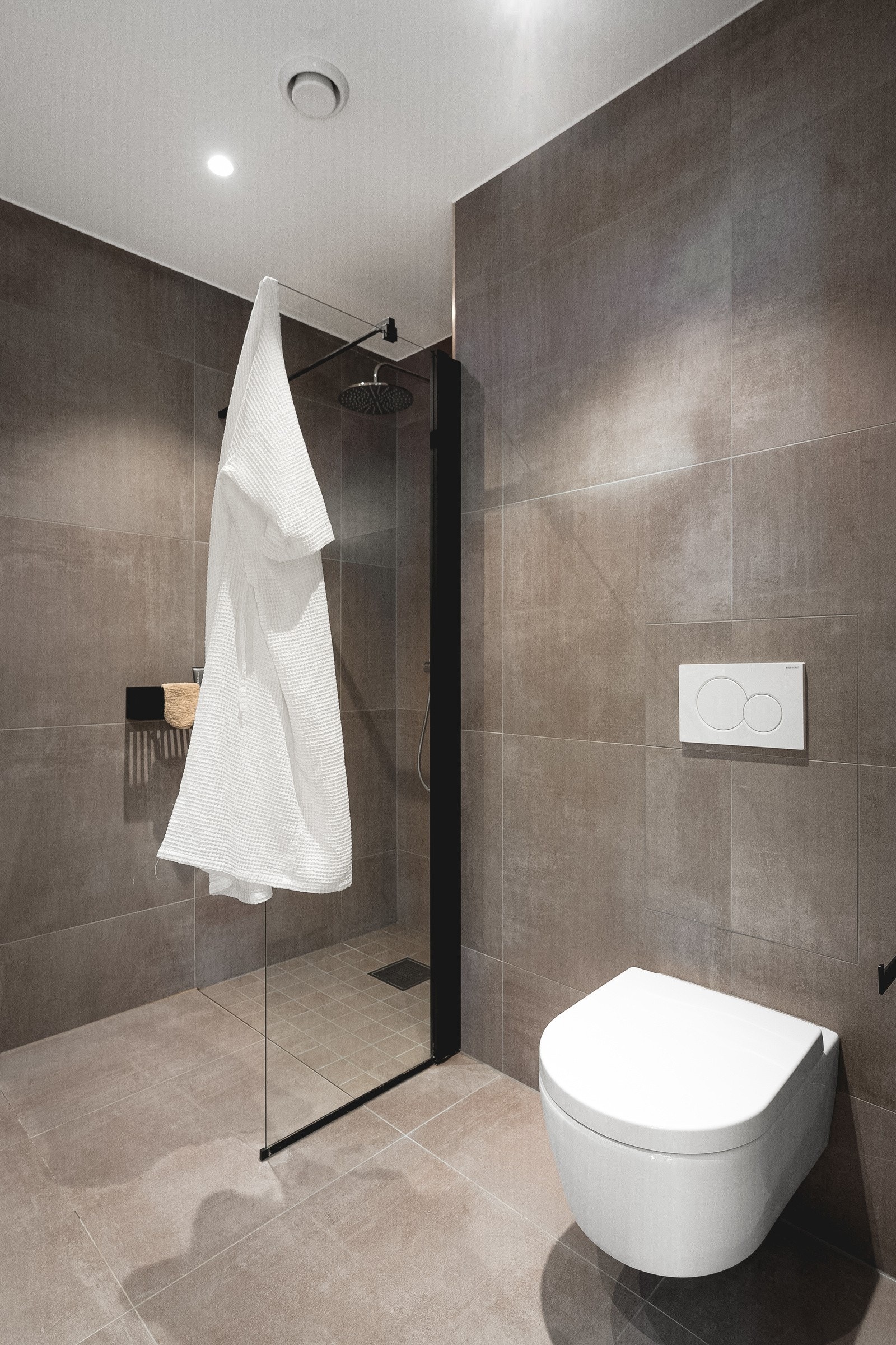 Praktisk med vegghengt toalett og stort dusjhjørne med regnfallsdusj. Galleribilde