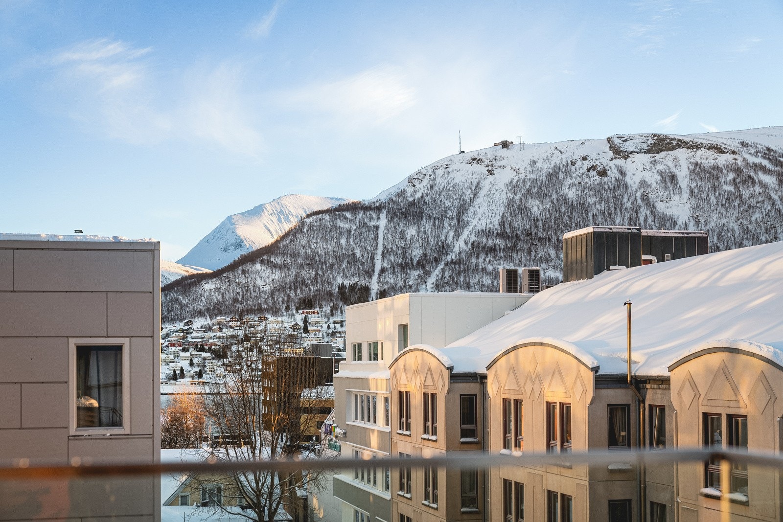 Leiligheten byr på flere etterspurte kvaliteter som gjennomgående høy standard, stor veranda på ca 25 kvm og nydelig utsikt! Galleribilde