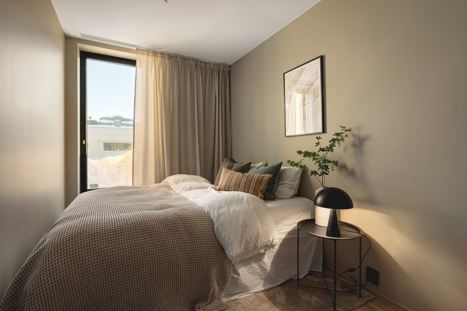 Soverom to har også plass for stor seng. Smakfulle farge- og materialvalg. Galleribilde