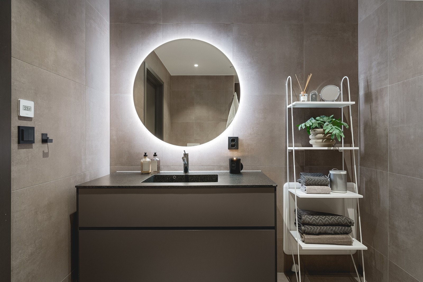 Badet har eksklusive fliser og innredning med god oppbevaringsplass. Galleribilde