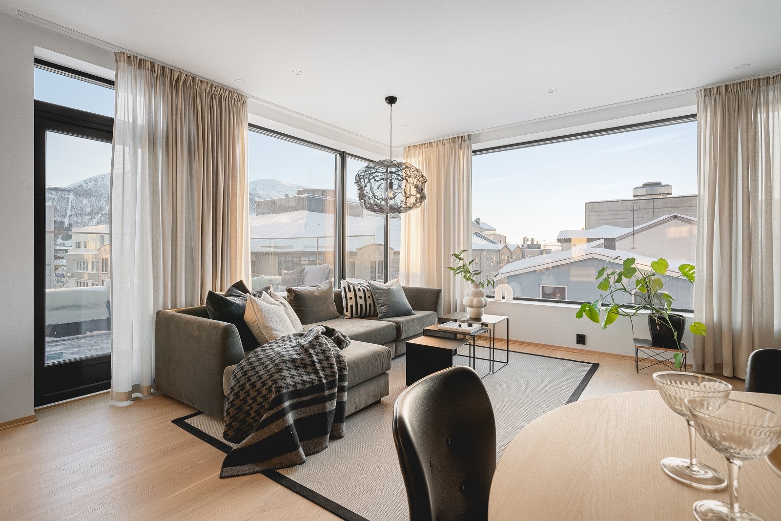 De store vindusflatene mot øst og sør slipper inn rikelige mengder med naturlig lys. Det er montert utvendige screens på vindu for solavskjerming. Galleribilde