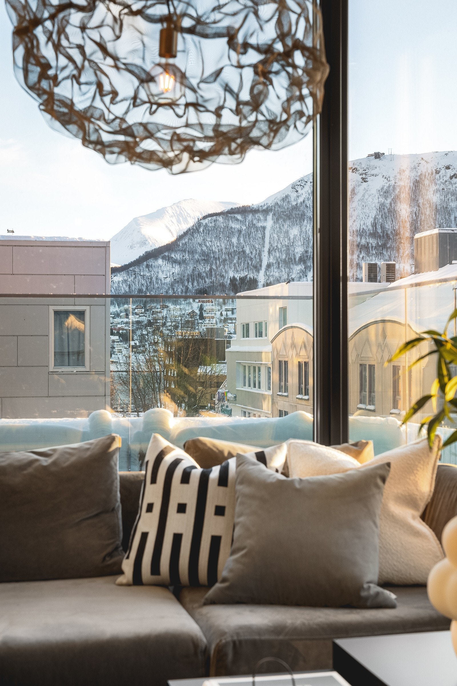 Og ikke minst byr de på nydelig utsikt mot Fjellheisen og Tromsdalstinden. Galleribilde