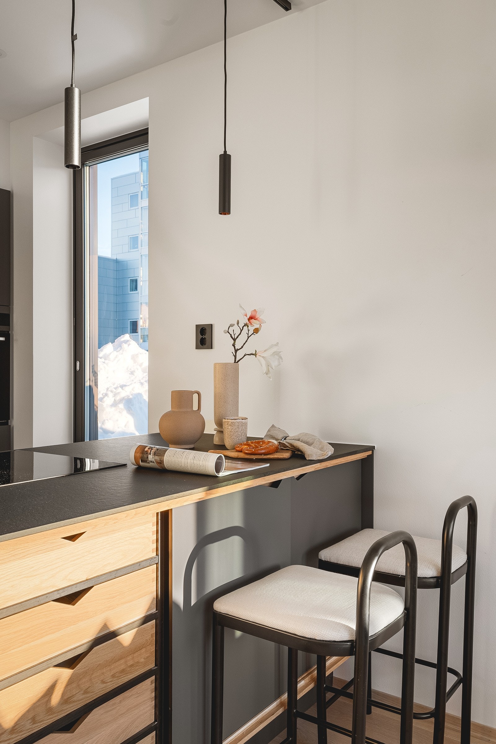 Kjøkkenøyen bidrar til svært god skap- og benkeplass, i tillegg til at den utmerket kan brukes som spisebord og samlingspunkt. Galleribilde