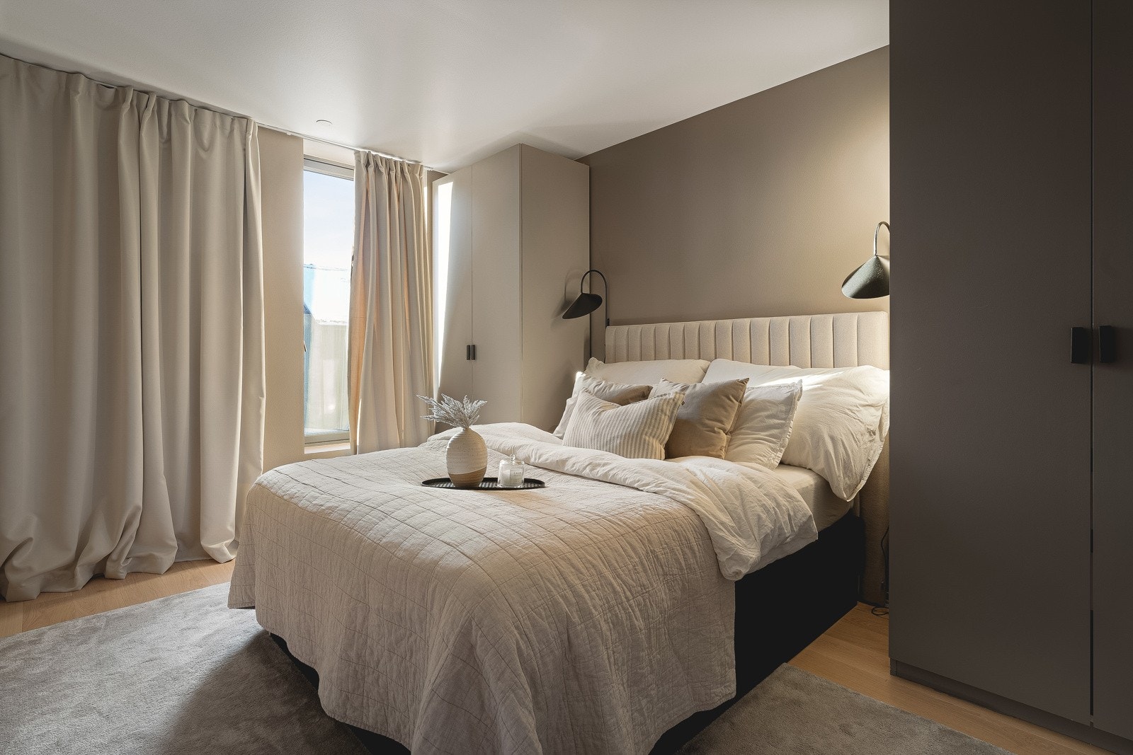 Hovedsoverommet har god plass for stor seng med tilhørende nattbord. Gjennomtenkt belysning på begge sider av sengen. Galleribilde