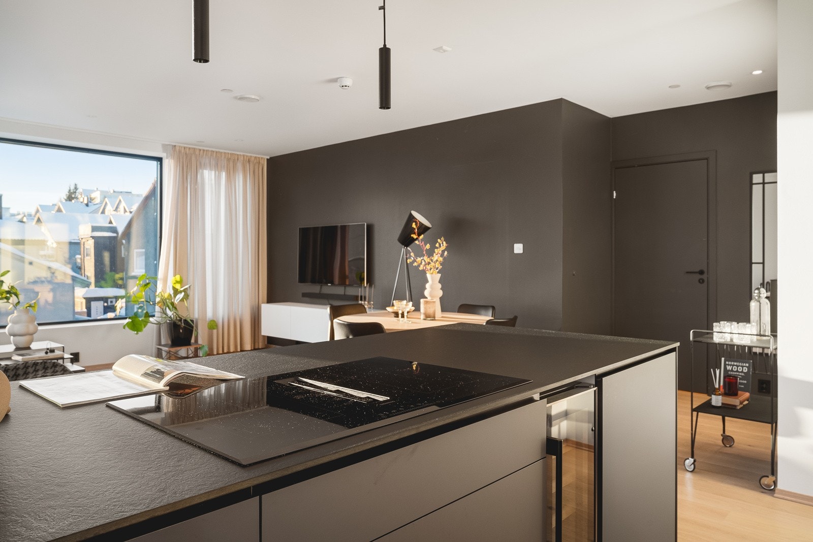 Her har du alt du trenger av integrerte hvitevarer som stor platetopp, stekeovn, oppvaskmaskin, kjøl/fryseskap og eget vinskap. Galleribilde