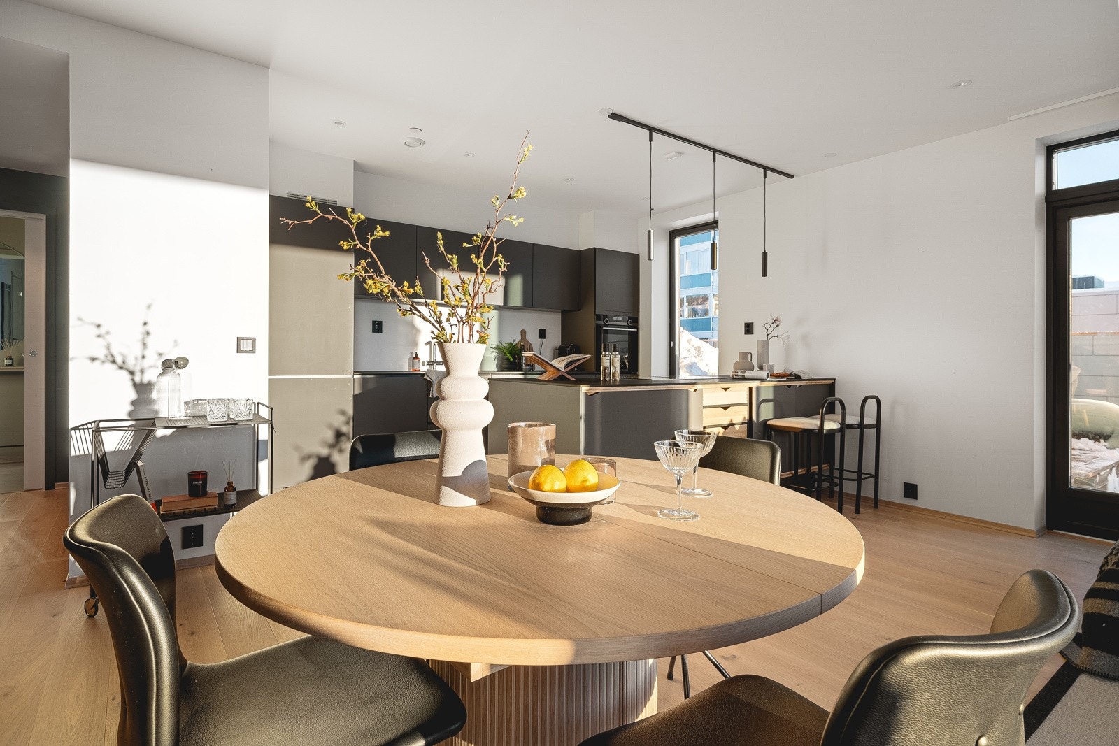 Leiligheten er oppgradert mye utover standardleveranse, noe som vises godt i alle rom. Galleribilde