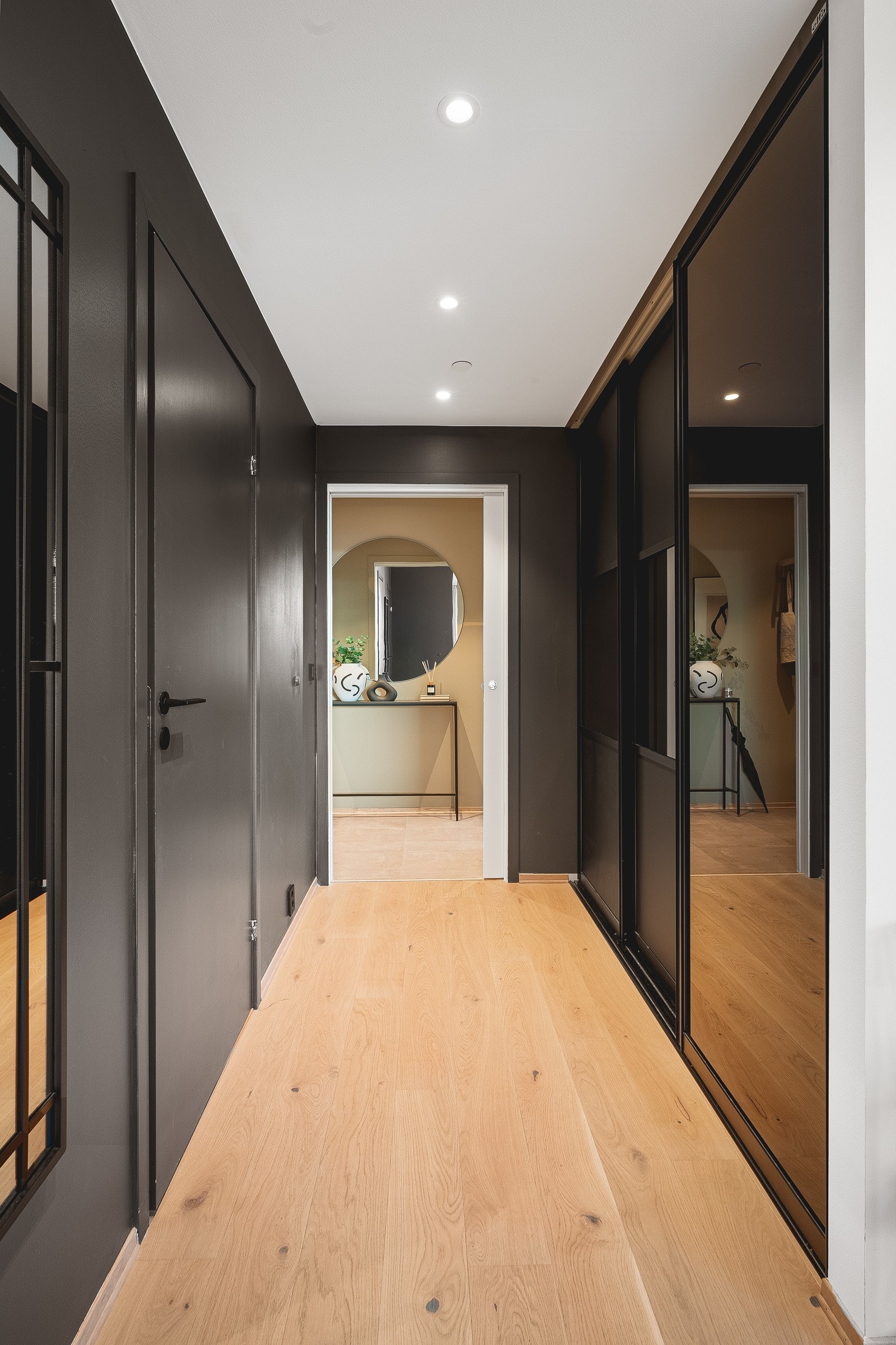 Den gode og gjennomtenkte planløsningen oppleves luftig, og har flere oppbevaringsmuligheter - som her ved skyvedørsgarderoben i gangen. Galleribilde