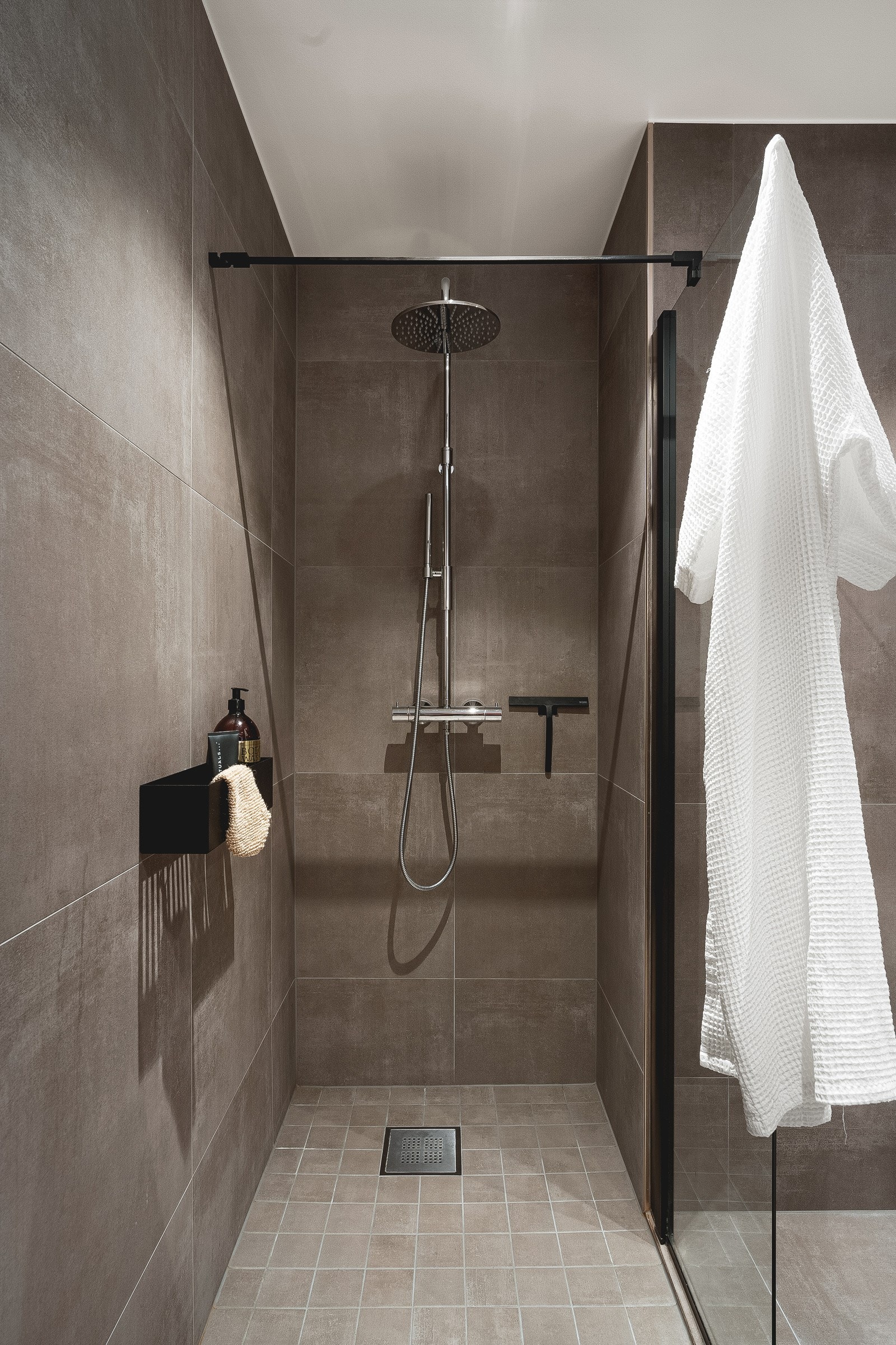 Regnfallsdusj med sorte detaljer. Galleribilde