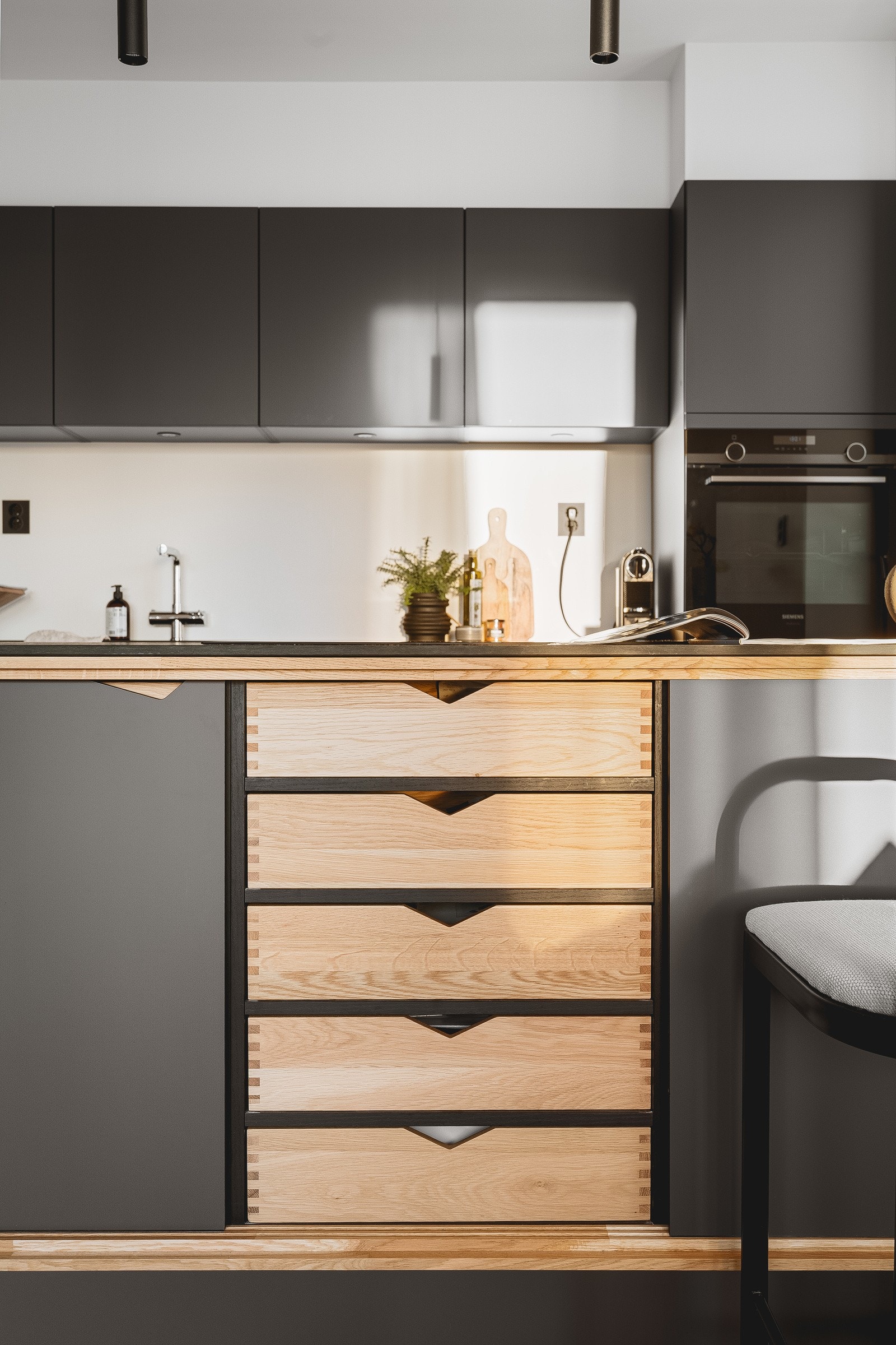 Innredning byr på mange oppbevaringsmuligheter og benkeplassen gir svært praktisk arbeidsforhold. Galleribilde