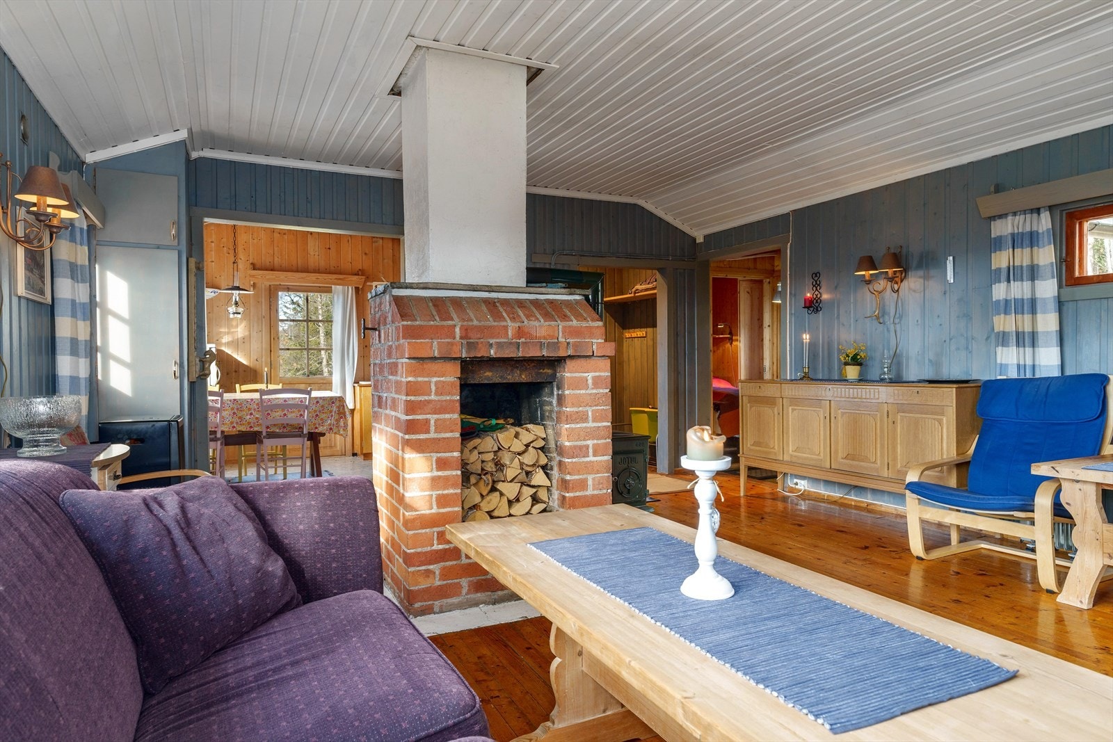 I hjørnet til venstre finnes et ekstra innebygget skap. Bak i bildet synes kjøkkenet. Galleribilde