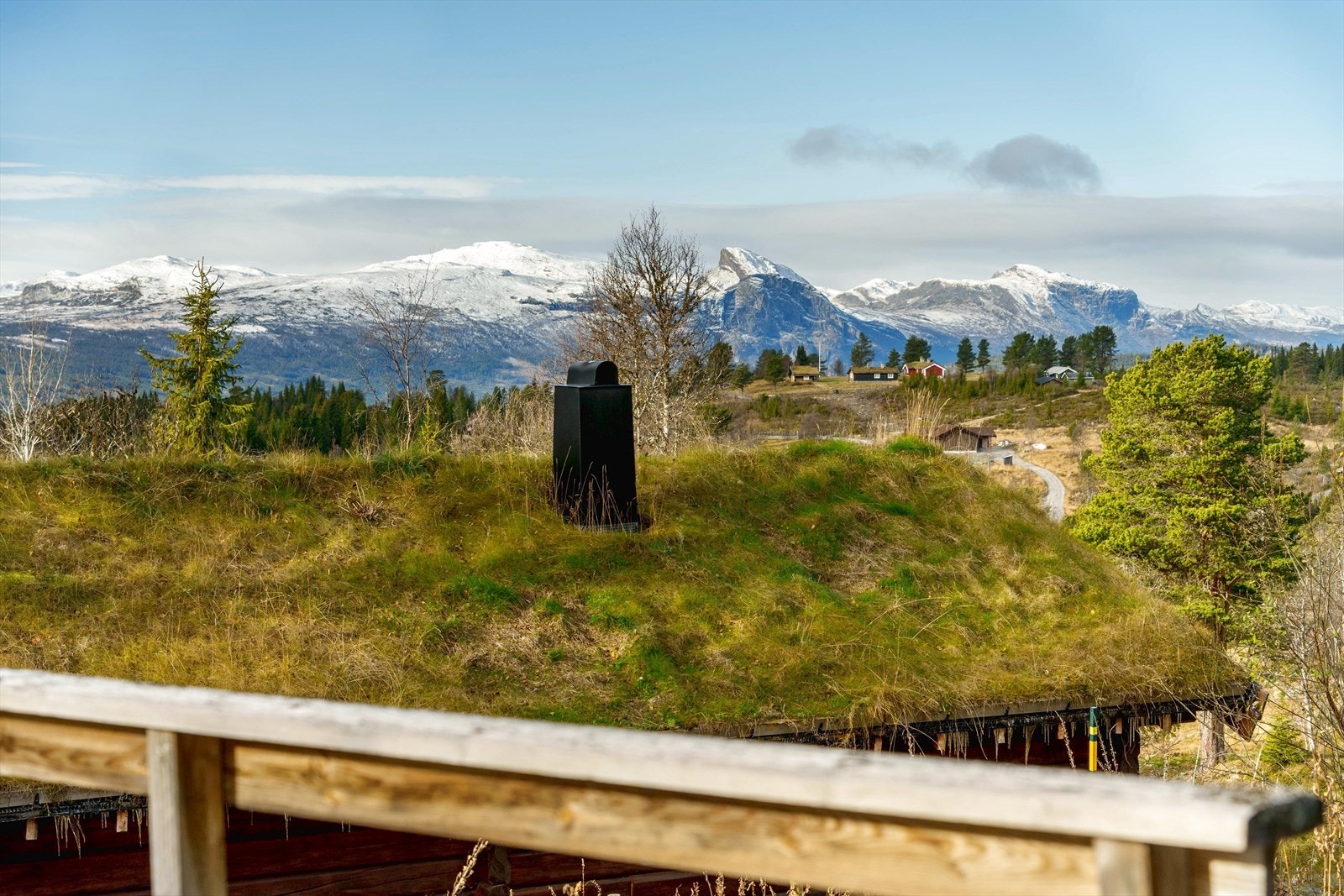 Fra terrassen er det fantastisk utsikt mot Hemsedalsfjellene Galleribilde