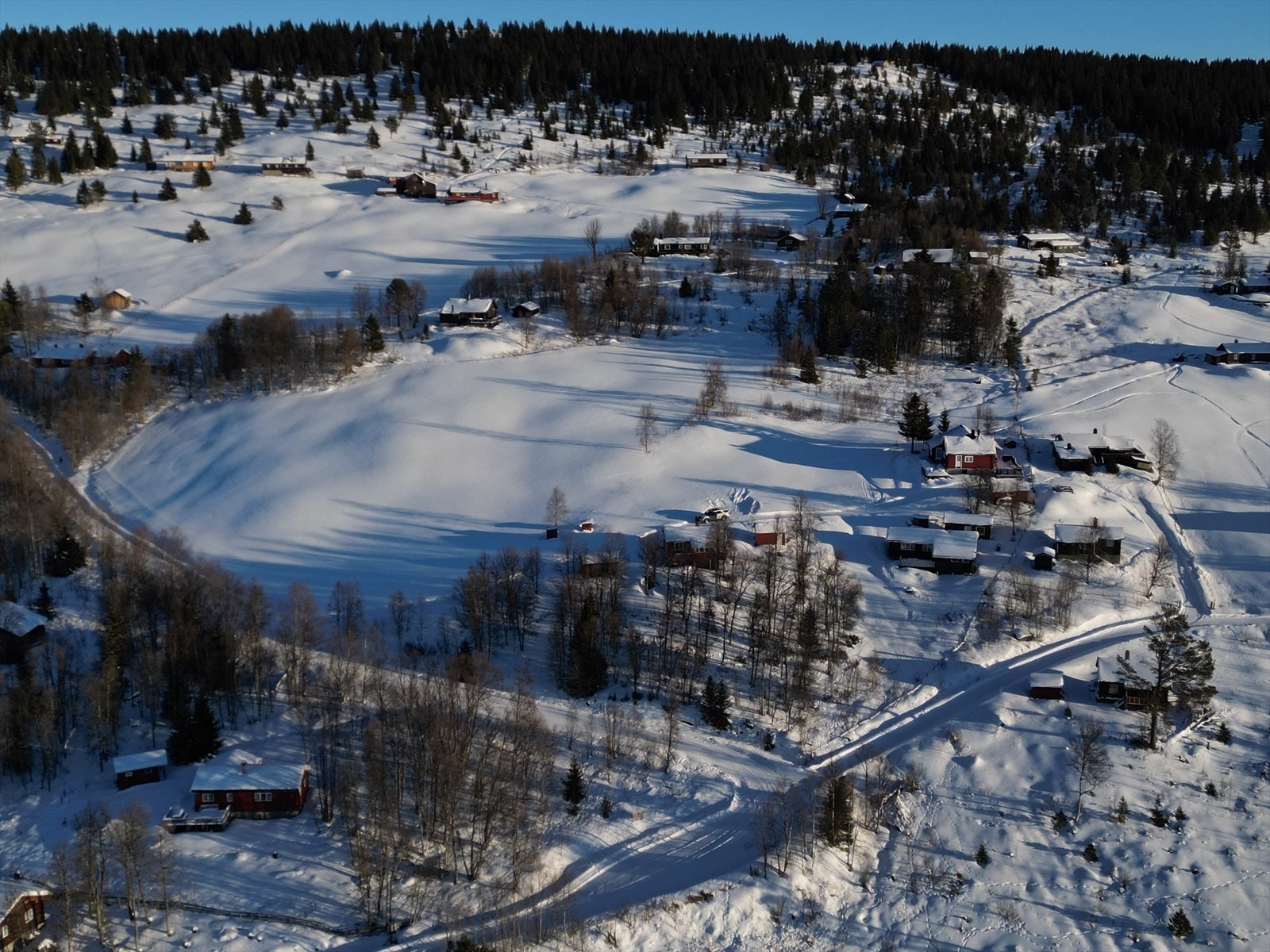 Hytta ligger i et stille og fredfullt stølsområde. Galleribilde
