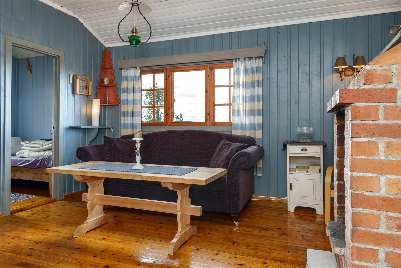 Vinduer på begge sider av stuen slipper inn godt med lys. Galleribilde