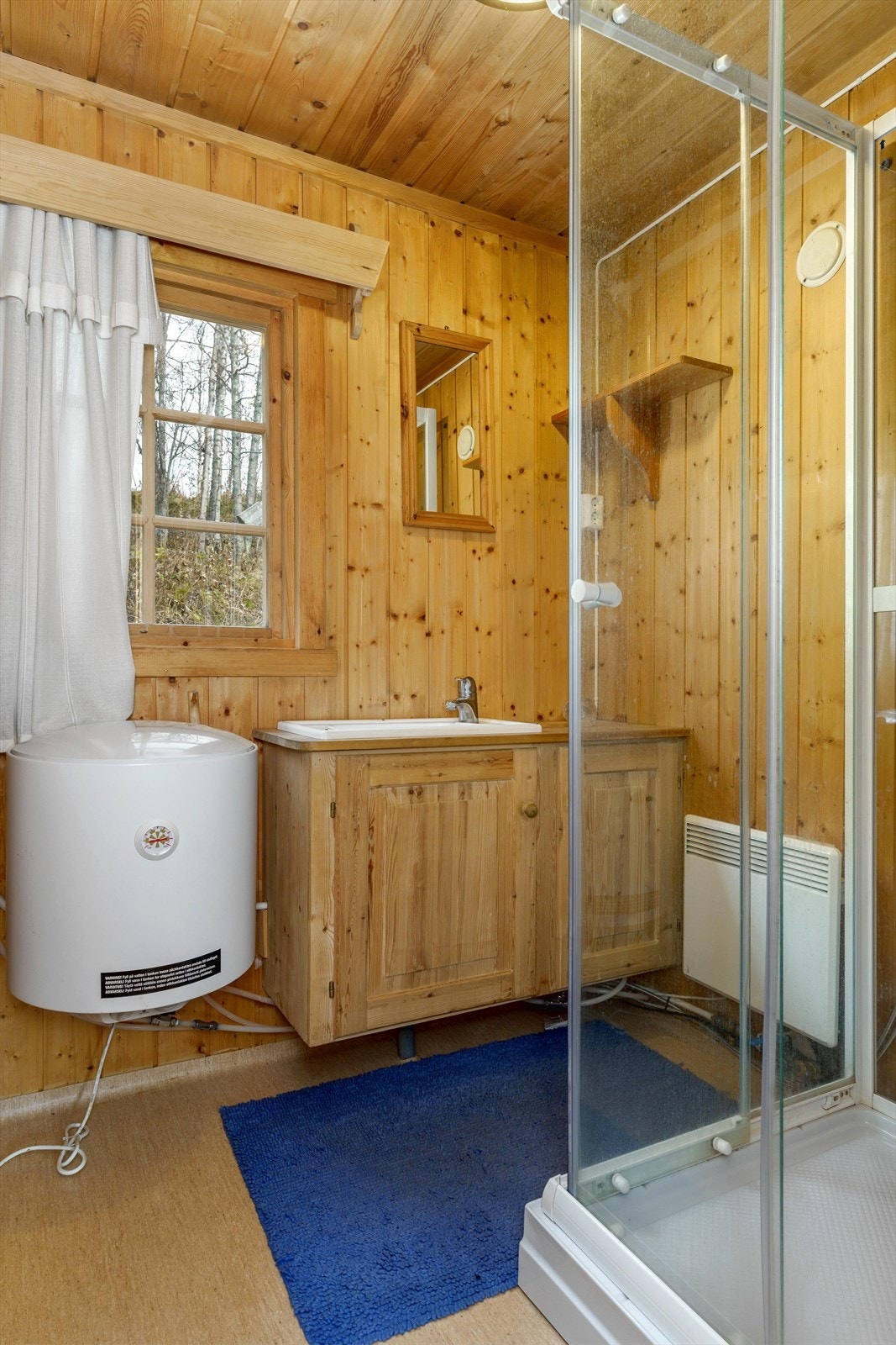 Badet er ikke å anse som våtrom, men har montert dusjkabinett og servant. Galleribilde