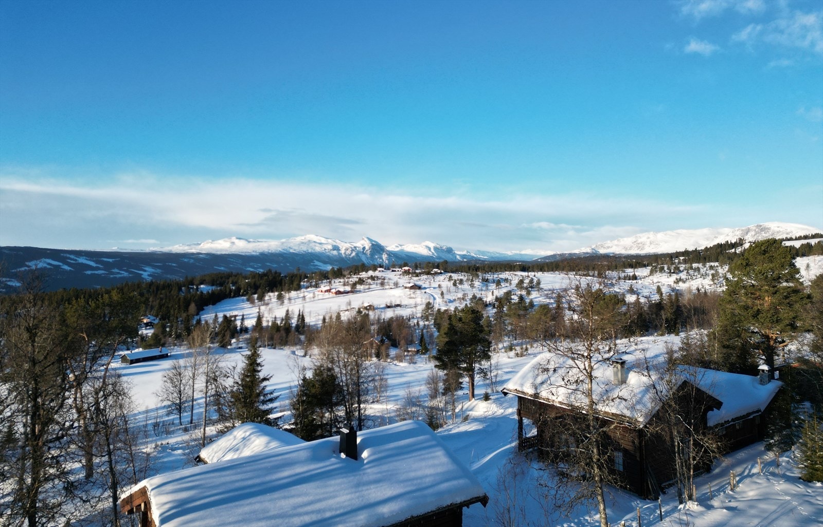 Fra hytta er det nydelig utsikt mot Skogshorn og Hydnefossen Galleribilde