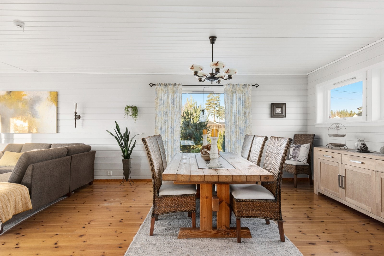 God plass til sofa, mediemøblement og spisestue Galleribilde