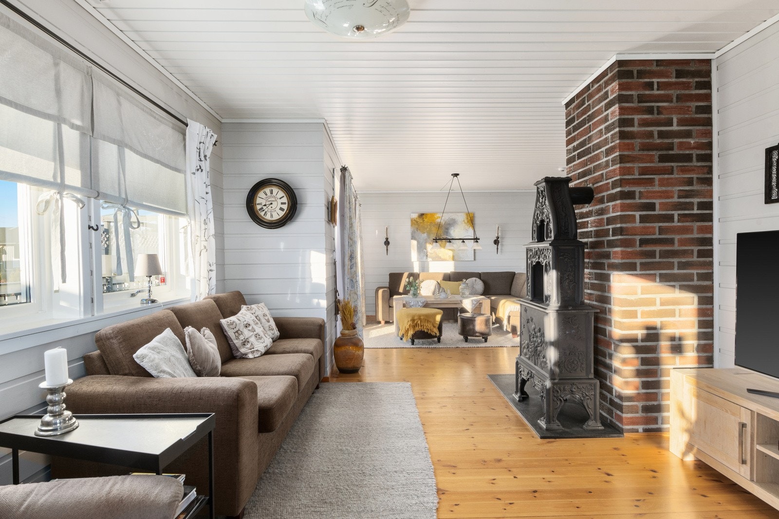 1. etasje består av stue, kjøkken, vaskerom, toalettrom, gang og entré Galleribilde