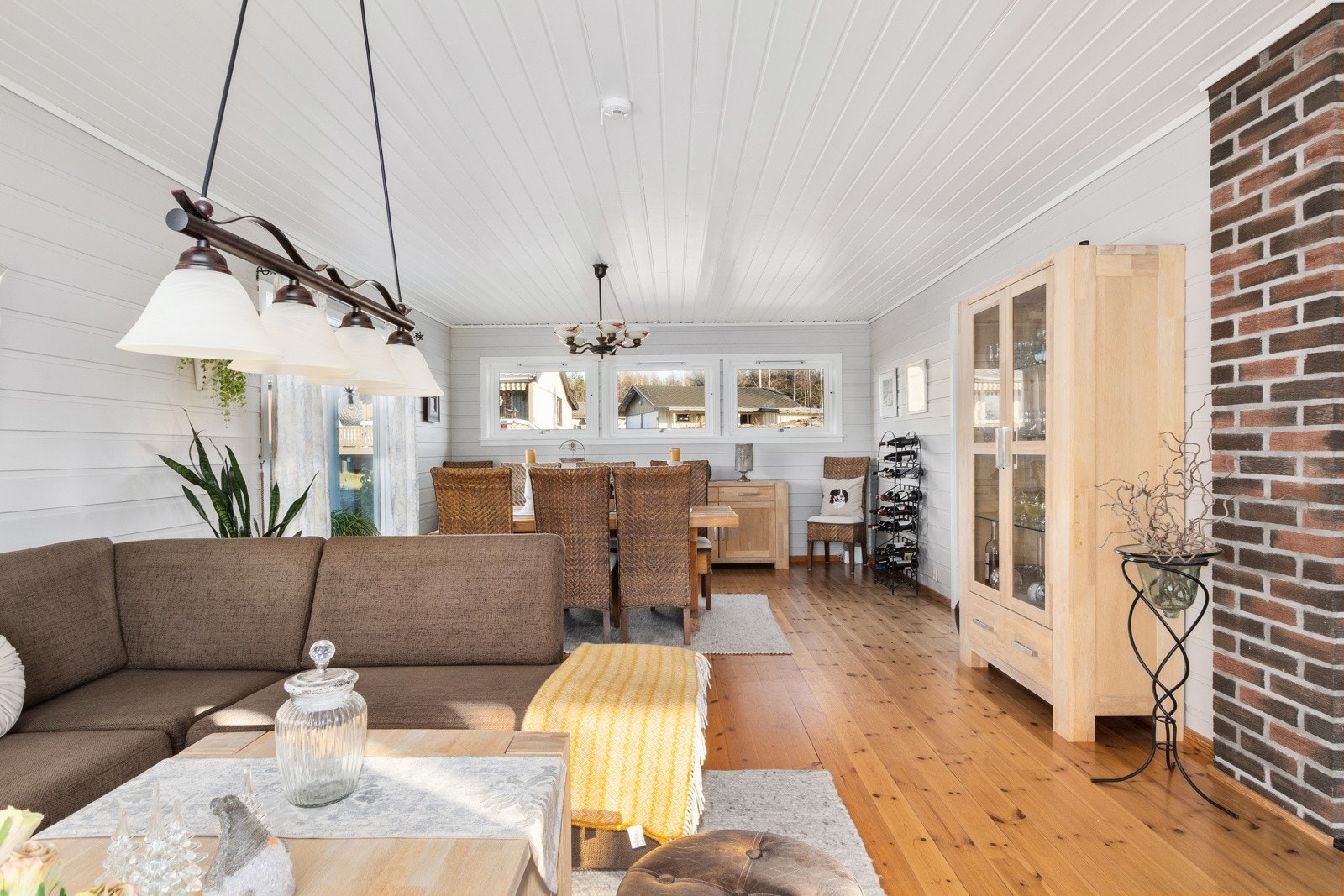 De store vindusflatene slipper inn rikelig med naturlig lys Galleribilde