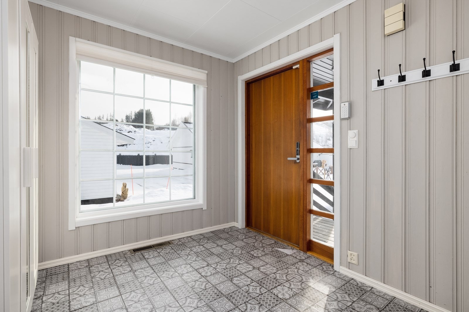 Velkommen inn. Gang med integrert garderobeskap. Galleribilde