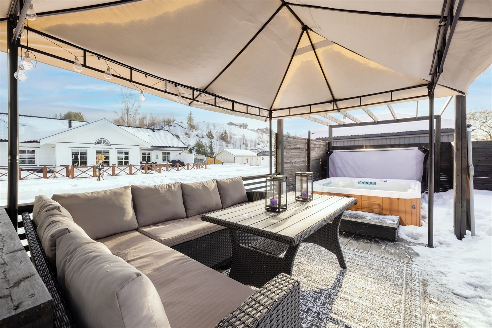 Terrassen har god plass til både sittegruppe og jacuzzi. Galleribilde