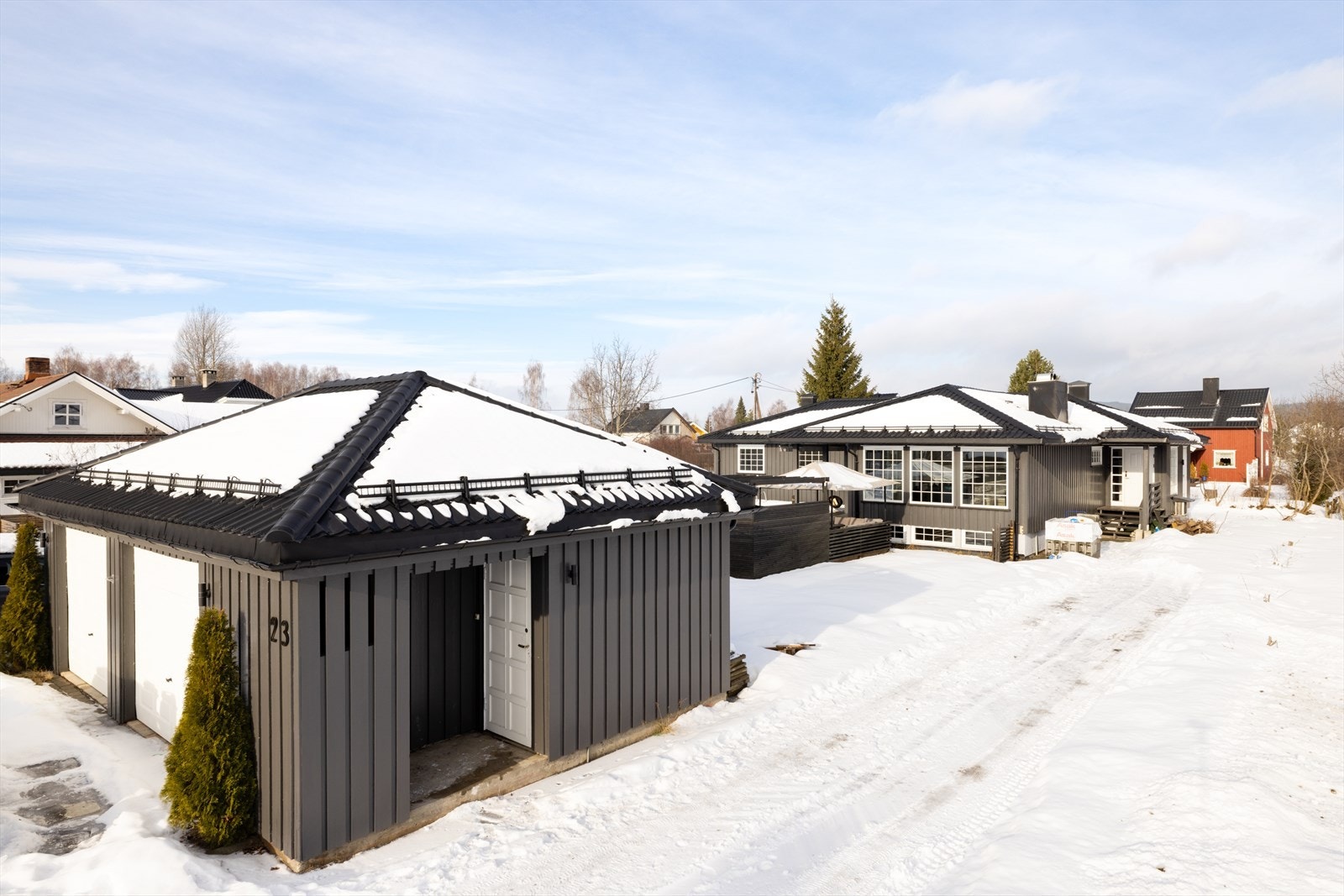 Dobbelgarasje med bod. Galleribilde
