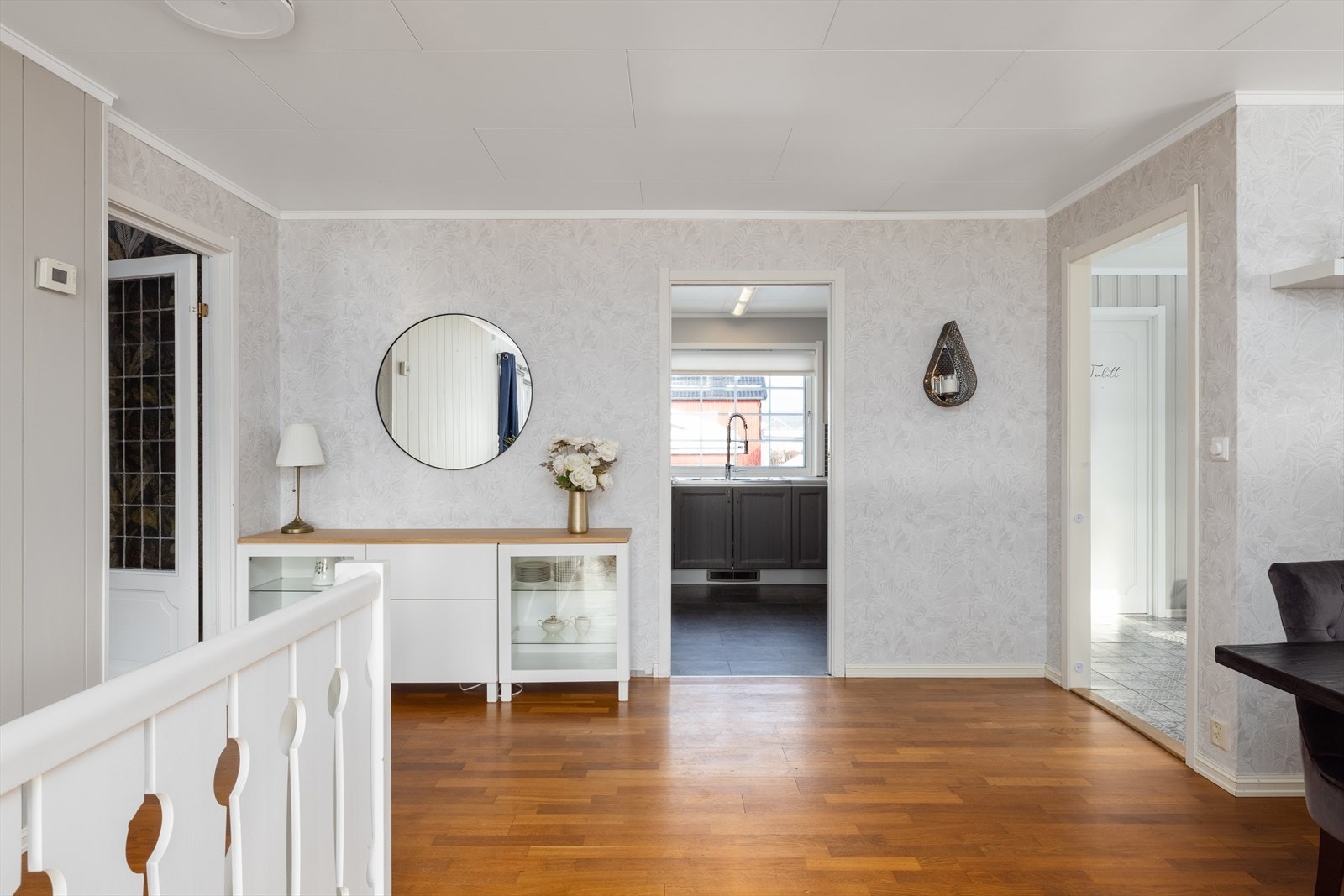 Fra gangen er det adkomst videre inn i huset, samt ned til kjelleren. Galleribilde