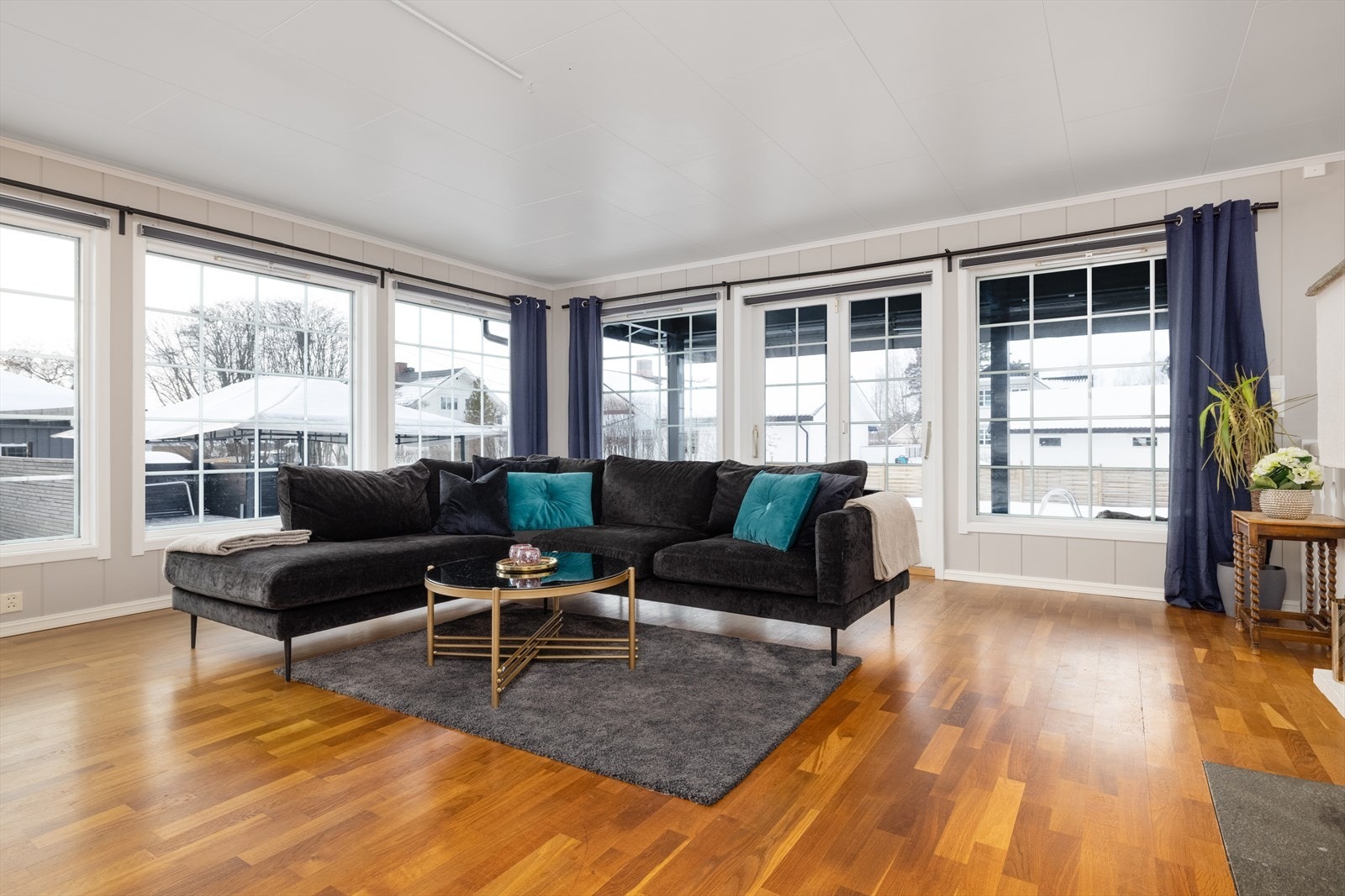 Romslig stue med god plass til sofakrok og tv-bord. Galleribilde