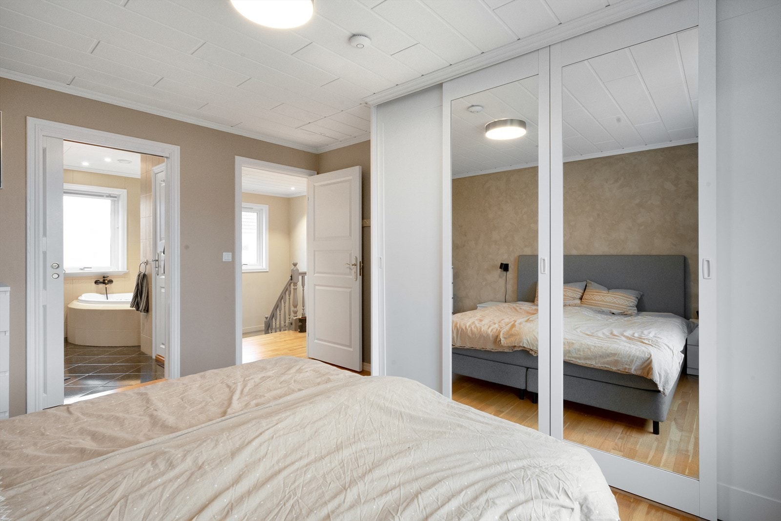 Hovedsoverom har en stor skyvedørsgarderobe med speildører. Fra hovedsoverommet har en direkte adkomst til baderommet. Galleribilde