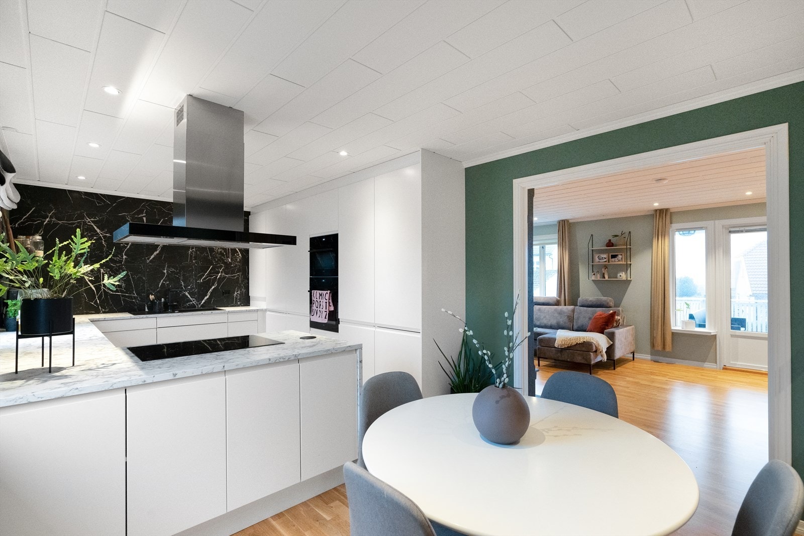 Kjøkken/ allrom med svært god plass til spisebord. Det er delvis åpnet inn til stuen Galleribilde