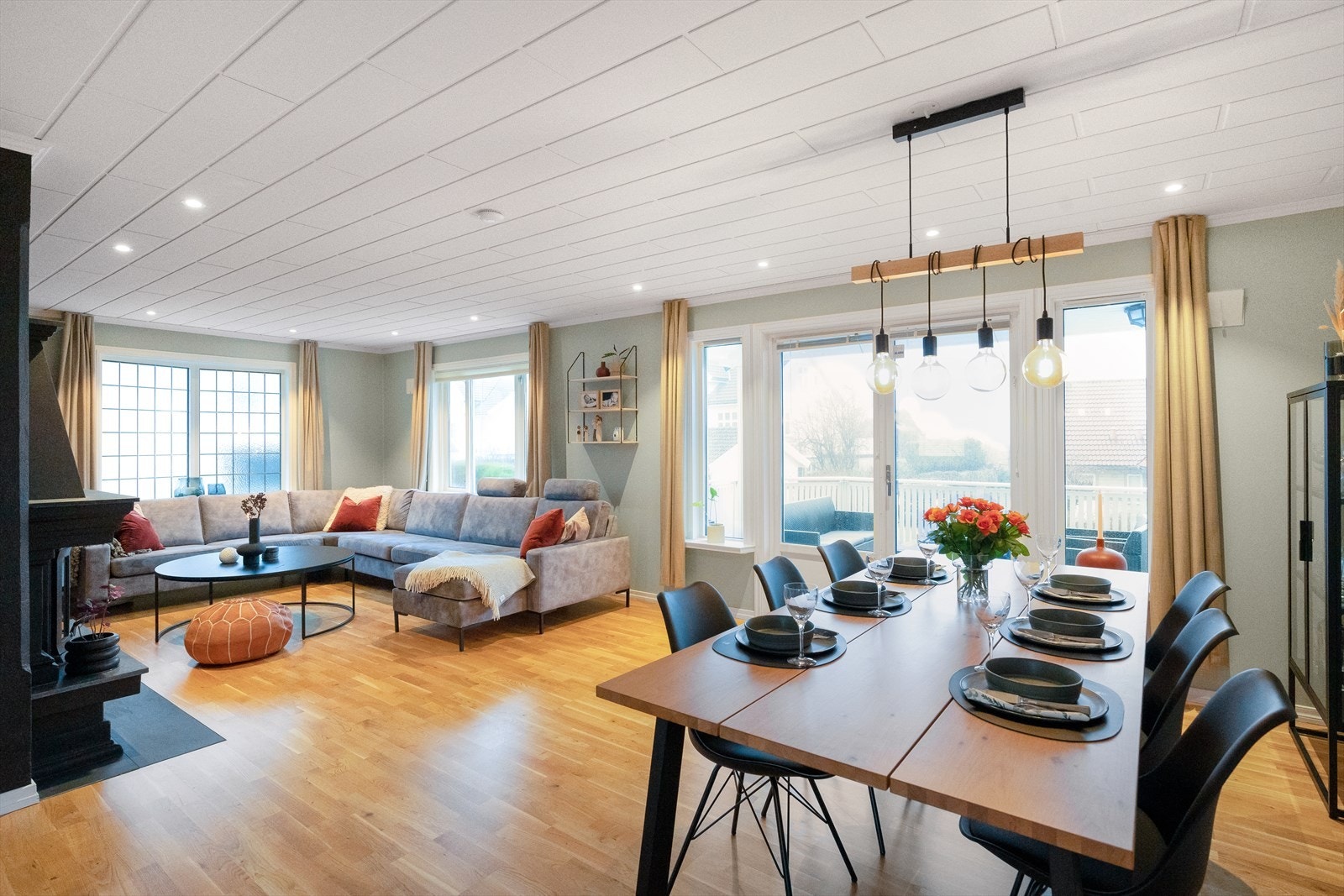 stuen har en svært god plass til sofagruppe og spisestue. Galleribilde