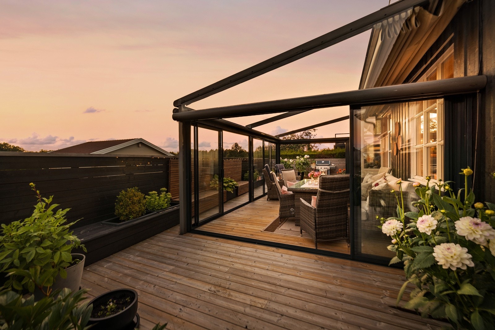 På 20 kvm av terrassen er det pergola med uttrekkbart tak. Galleribilde