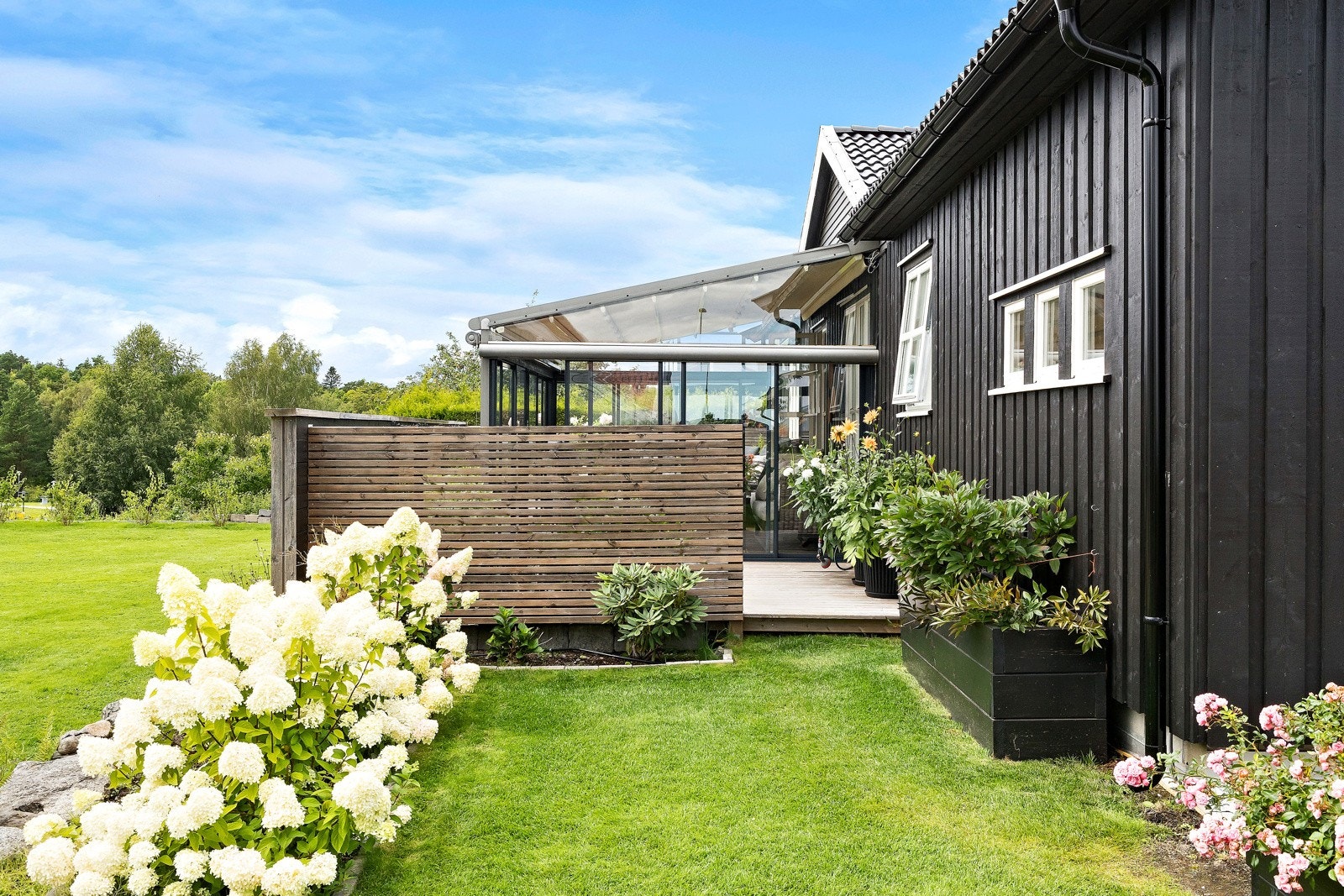 En tilbygd og oppgradert enebolig med god standard. Galleribilde