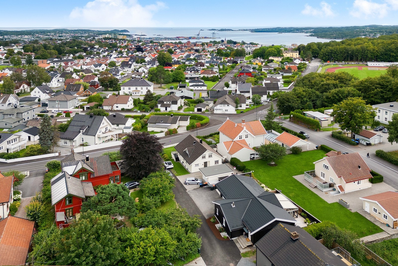 Boligen ligger sentrumsnært og like ved ligger det idrettsplass. Galleribilde