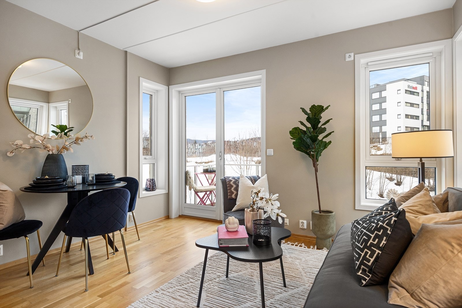 Nordvik Nydalen ved Isan Kvamme har gleden av å presentere en lys og attraktiv hjørneleilighet med flott utsyn i Fernanda Nissens gate 1A. Galleribilde
