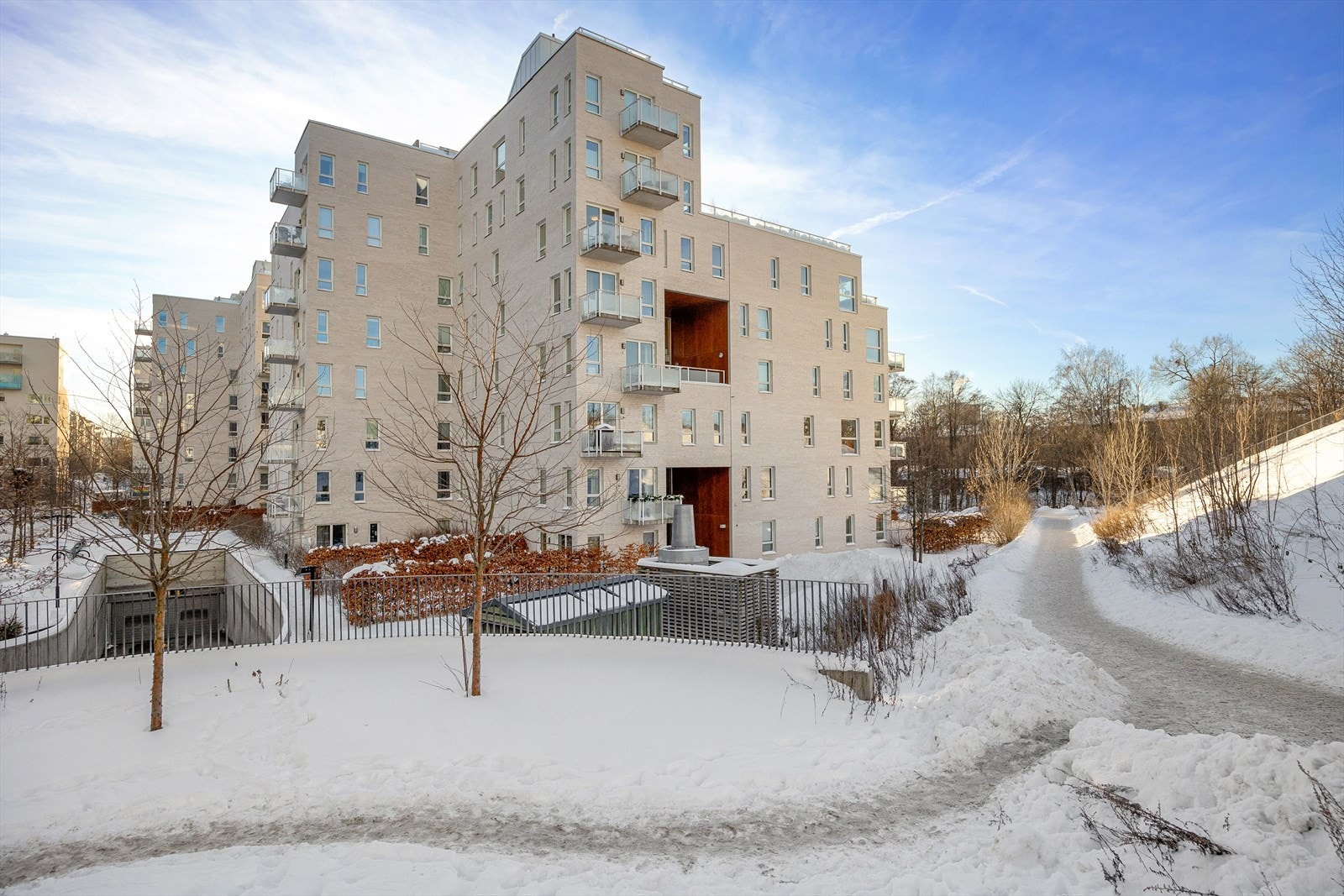 Sameiet består av 117 enheter og disponerer felles tomt opparbeidet med blant annet asfalterte internveier, lekeapparater, sittegrupper, plenarealer, busker og annen beplantning. Galleribilde