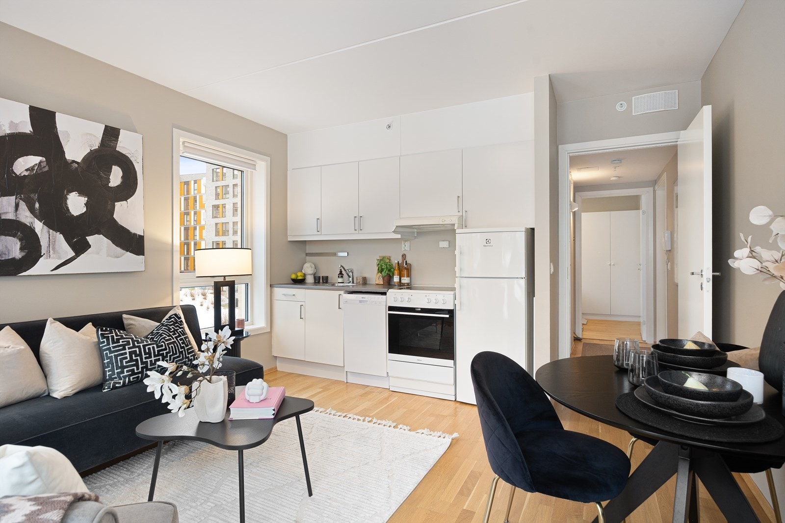 Kjøkkeninnredningen består av slette fronter og benkeplate av laminat med nedfelt oppvaskkum i rustfritt stål og ett greps armatur. Galleribilde
