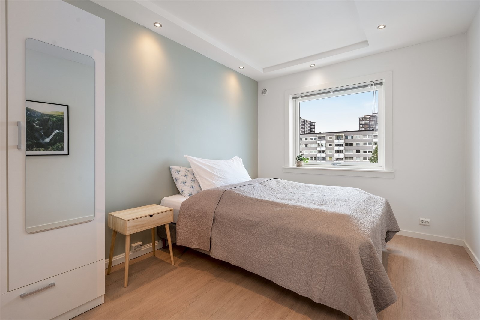 Leiligheten har to gode soverom på hhv. 10 og 12 m2. Hovedsoverommet ved stuen har god plass til dobbeltseng og nattbord, samt at det er garderobeskap med speilfelt. Rommet har laminat på gulv, nymalte veggoverflater og down-light belysning i tak. Galleribilde