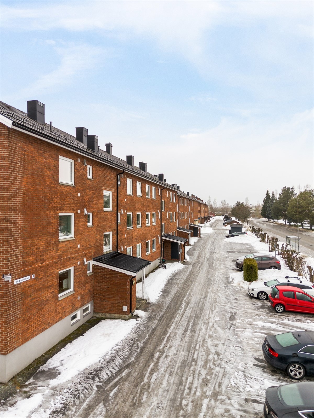 Felles parkering rett ved inngangspartiet. Borettslaget har tilrettelagt for lading av el-bil på felles ladestasjon med nabo- borettslaget. Galleribilde