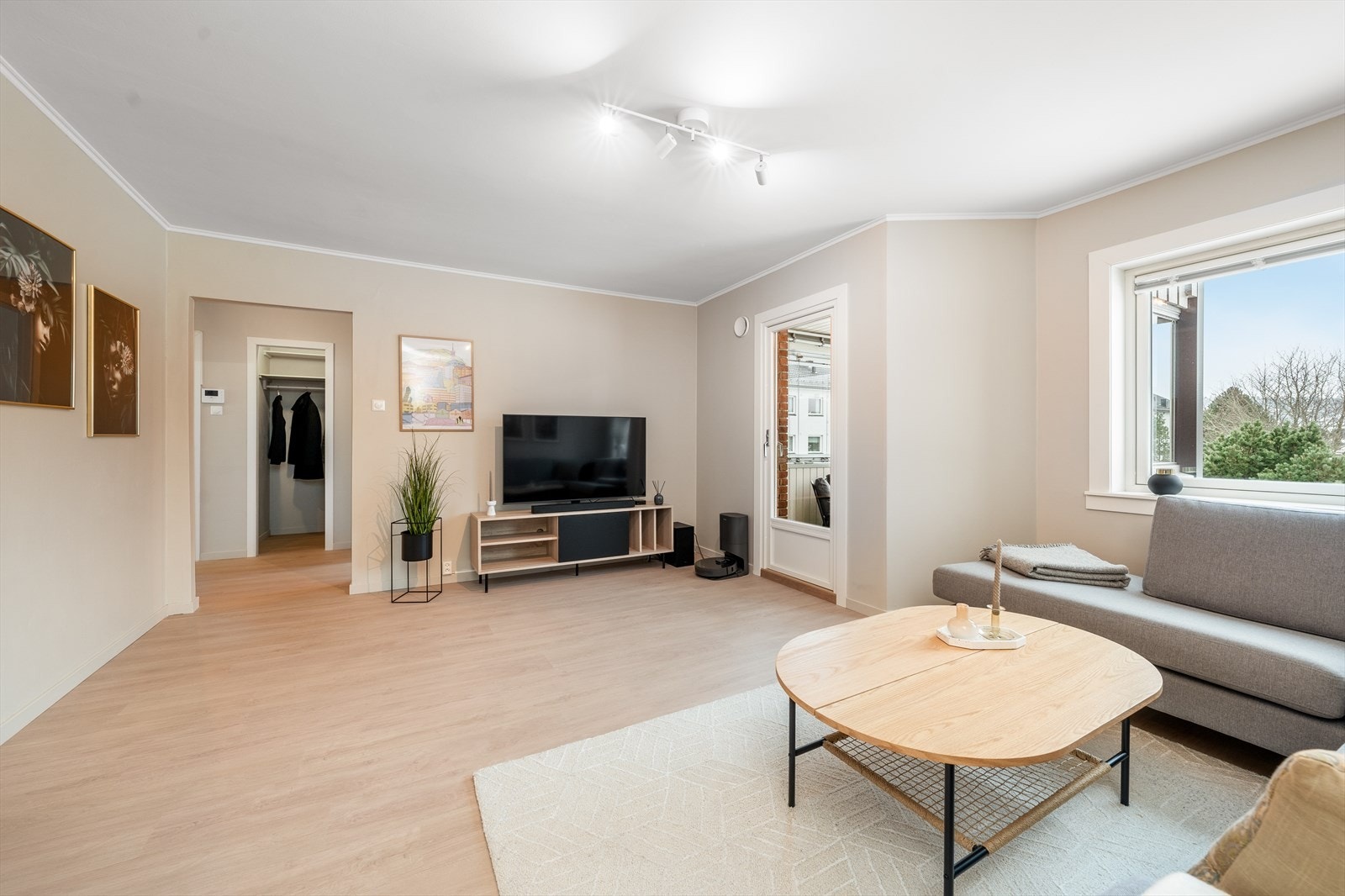 Hyggelig stue på 23 m2 med gode vindusflater og utgang til vestvendt, innglasset balkong. Det er installert tv/internett som er inkludert i de oppgitte felleskostnadene. Galleribilde
