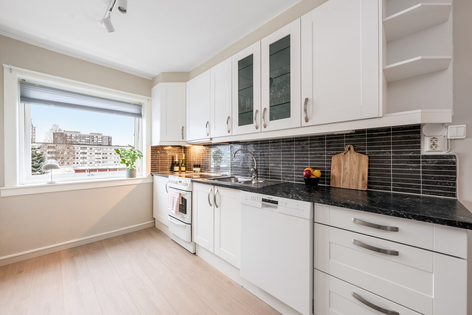 Leiligheten inneholder blant annet lys og hyggelig stue med utgang til innglasset balkong, pent kjøkken med spiseplass, helfliset bad med varmekabler og to gode soverom. Galleribilde