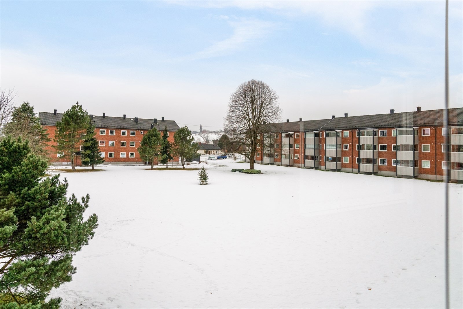 Området er barnevennlig med barnehage og skoler innen gangavstand, samt flere dagligvareforretninger, apotek, bakeri, EuroPris og gatekjøkken. Galleribilde