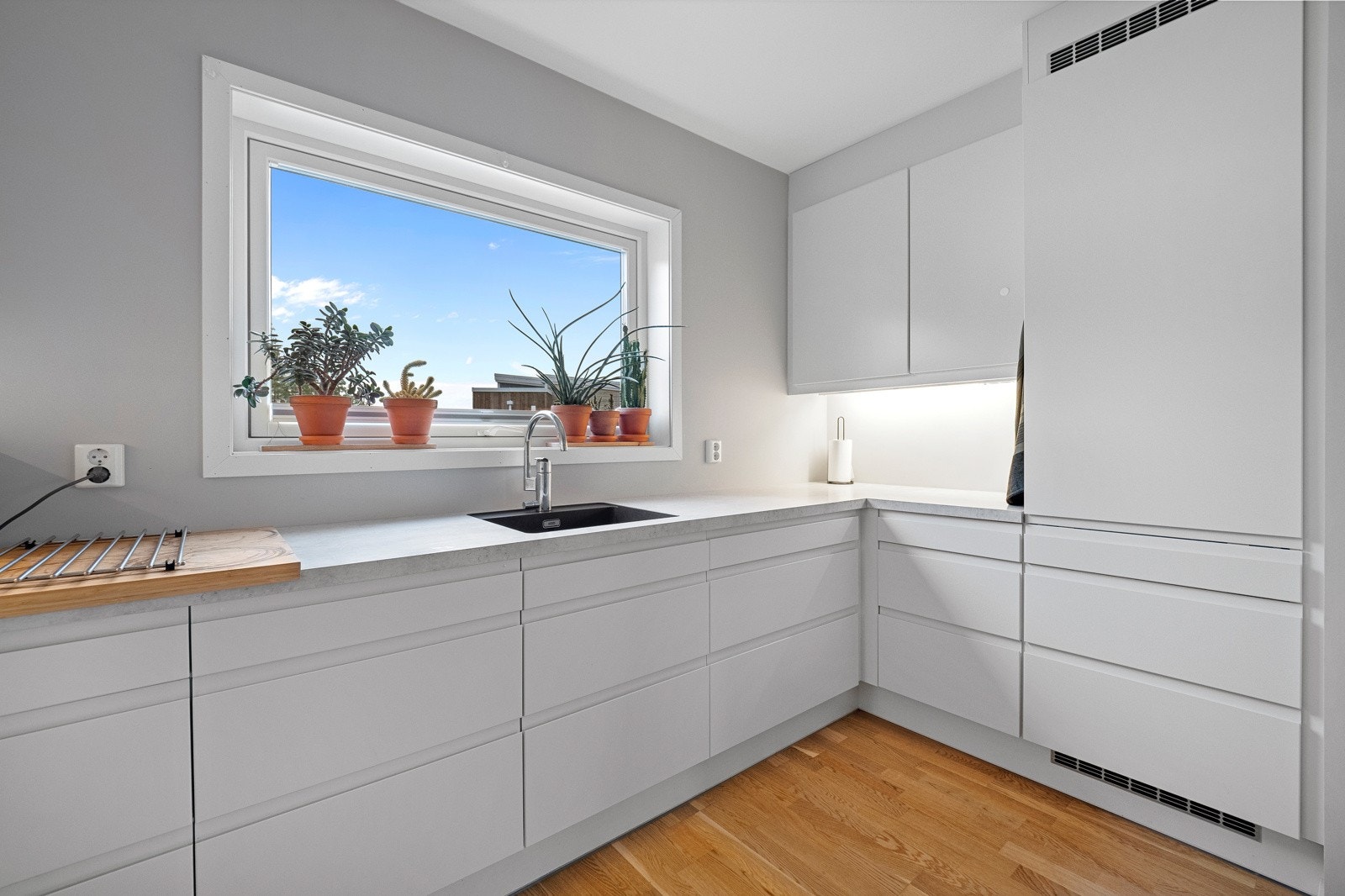 Kjøkkenet har integrerte hvitevarer som omfatter platetopp (induksjon), stekeovn, oppvaskmaskin, kjøleskap og fryser. Galleribilde