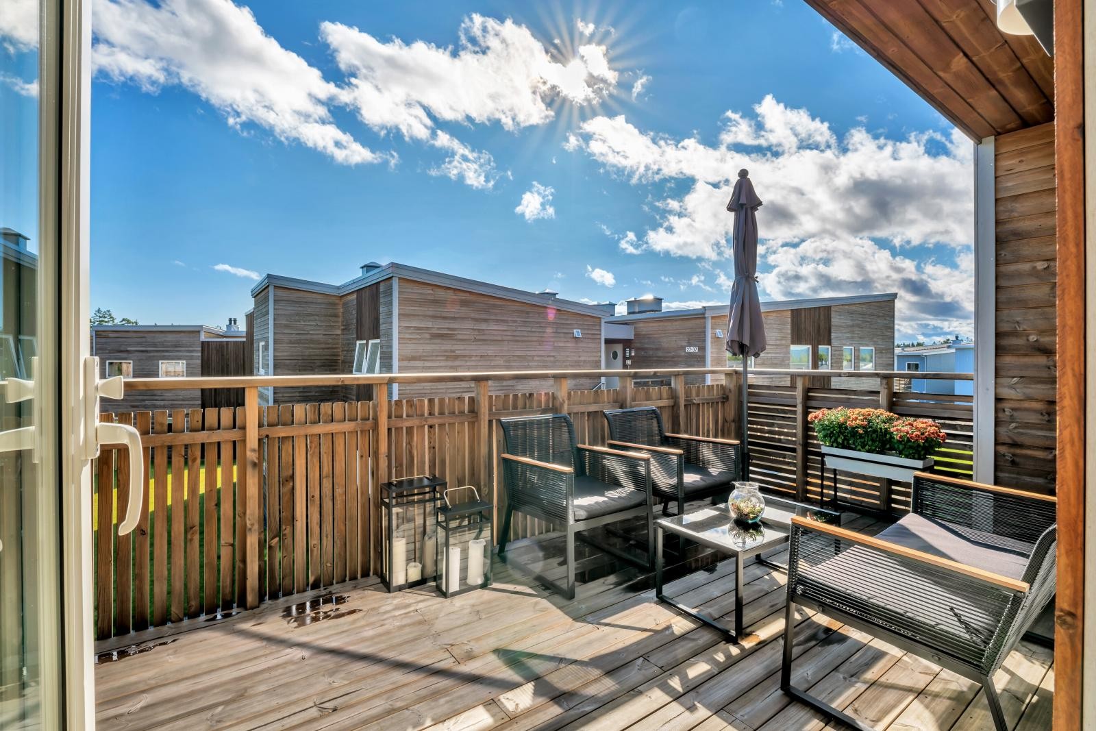 Leiligheten byr på en solrik, sørvendt balkong på ca. 14 kvm. med utgang/adkomst fra stue. Galleribilde