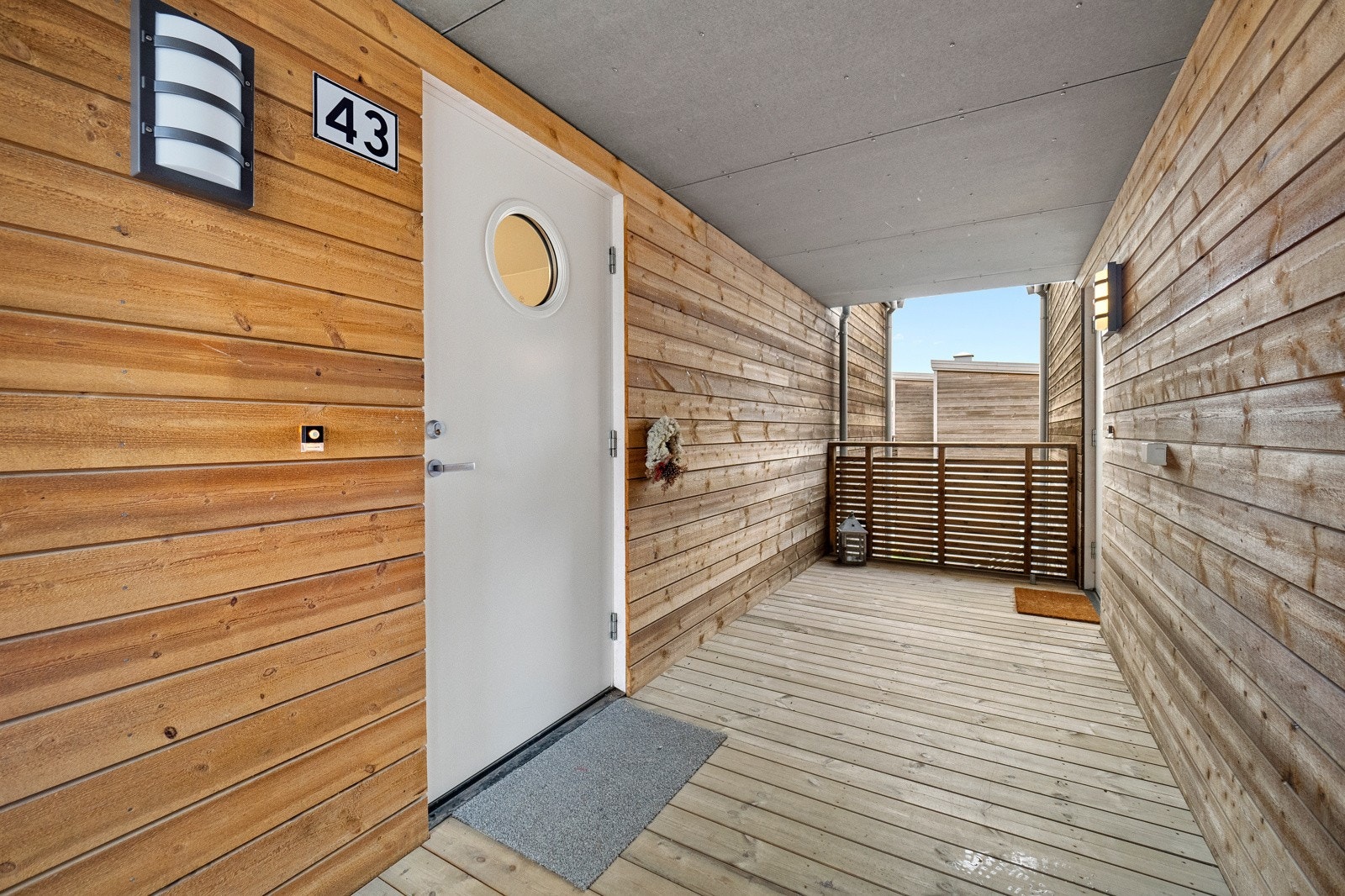 Overbygd adkomt til leiligheten. Galleribilde