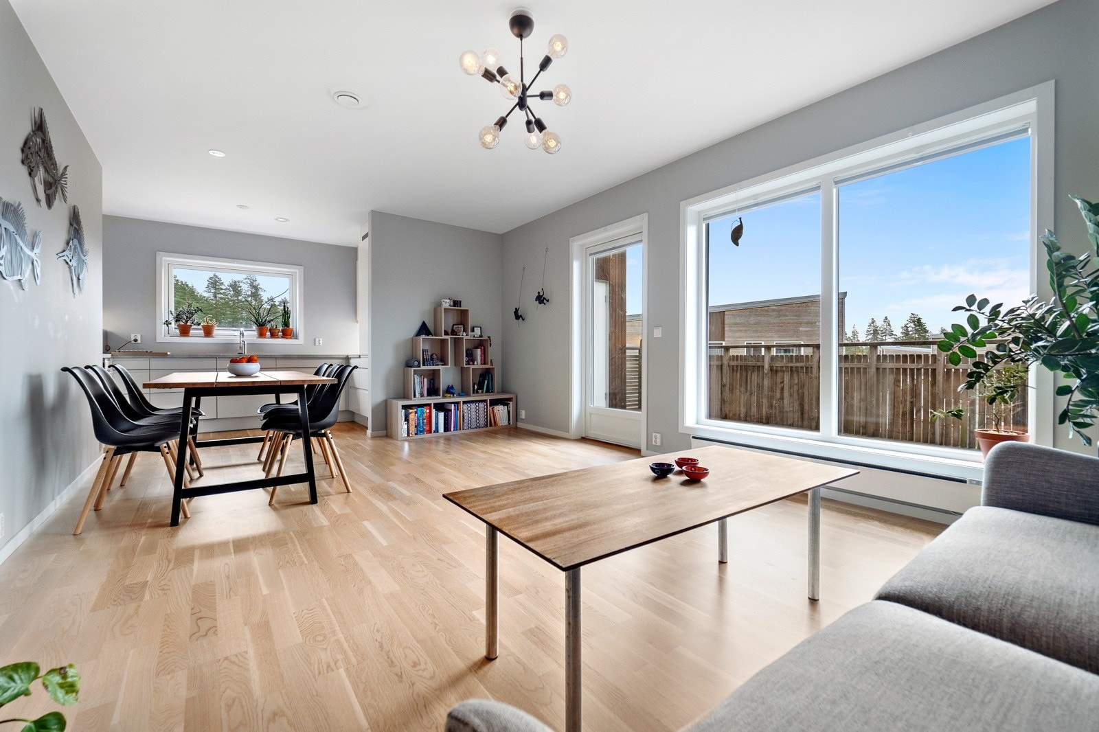 Stuen er har store vinduer som sørger for godt med lysinnslipp. Galleribilde