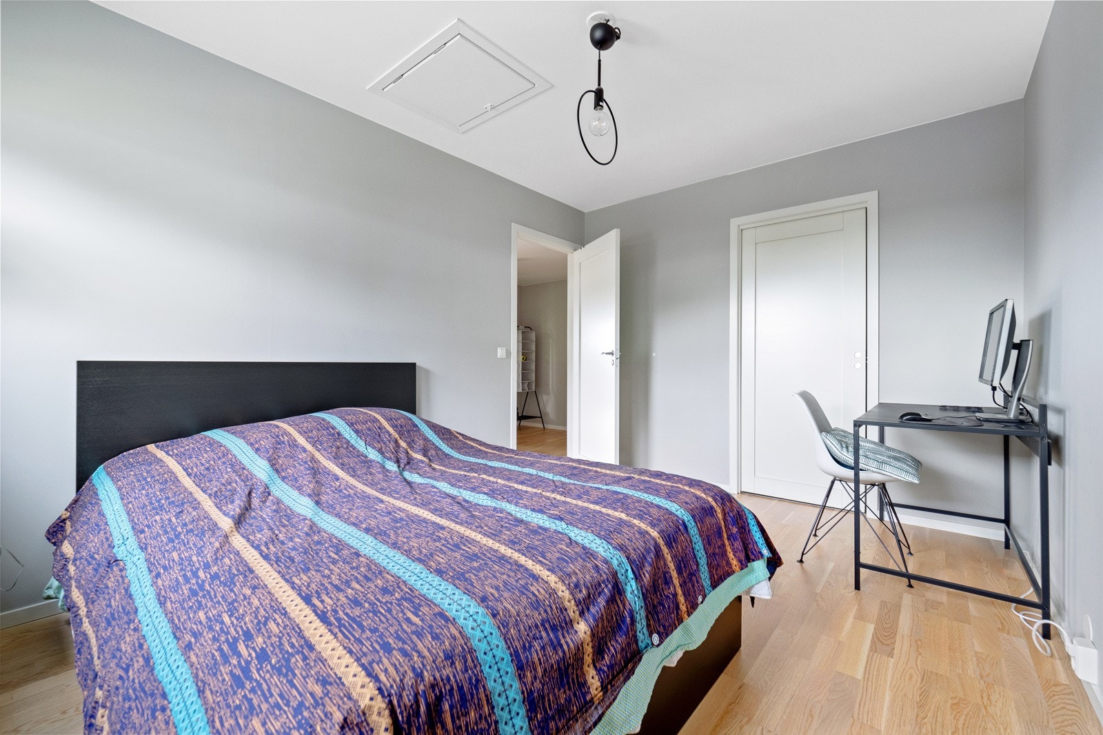 Soverommet har adkomst til eget walk-in closet/garderoberom med innredning Galleribilde