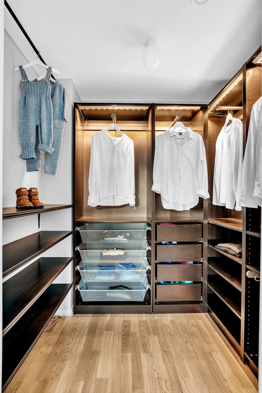 Godt med innredning i garderoberom. (Bildet er hentet fra tidligere salg). Galleribilde