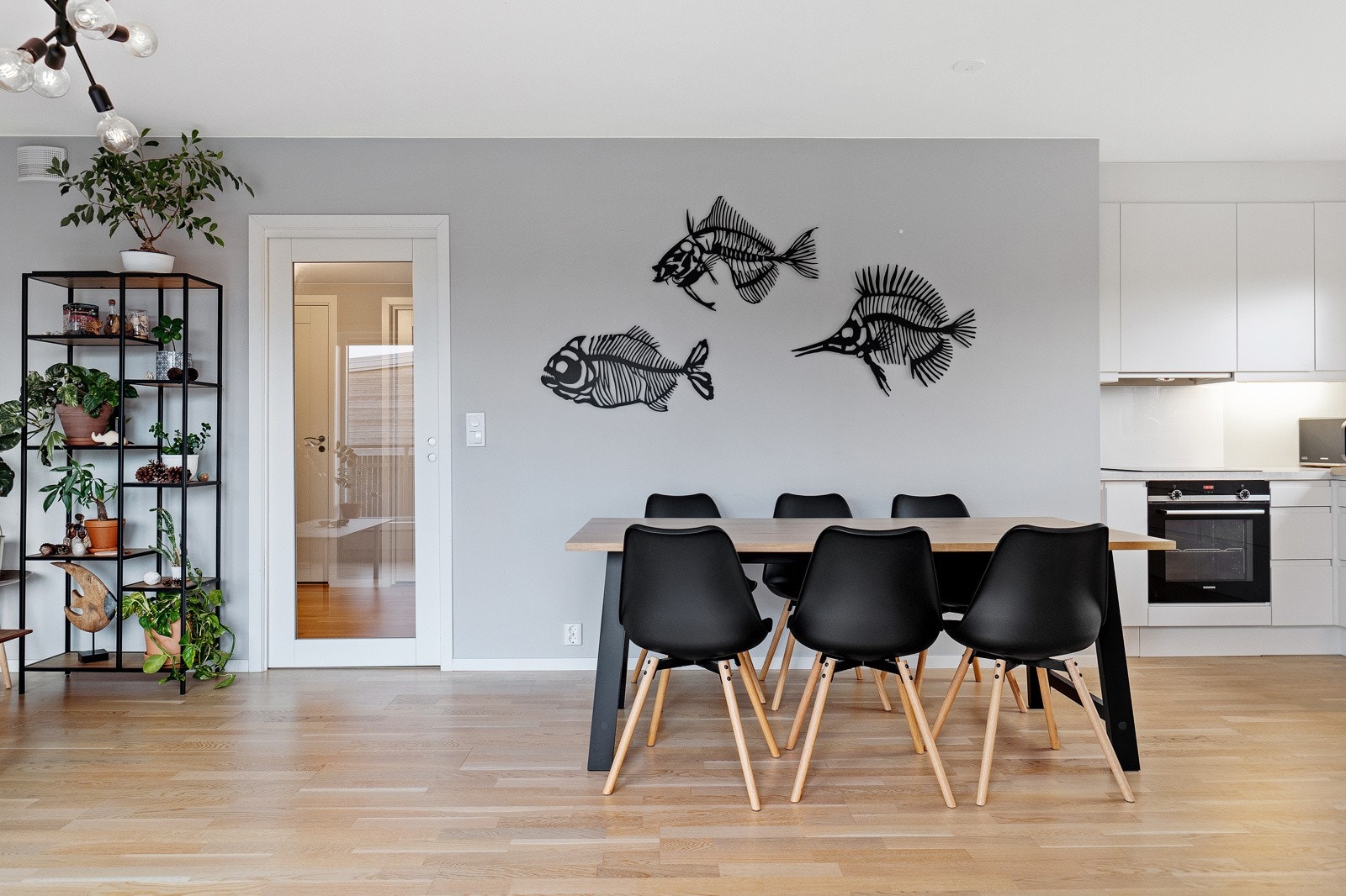 I stuen er planløsningen åpen med kjøkken og fremstår stilren og moderne. Galleribilde