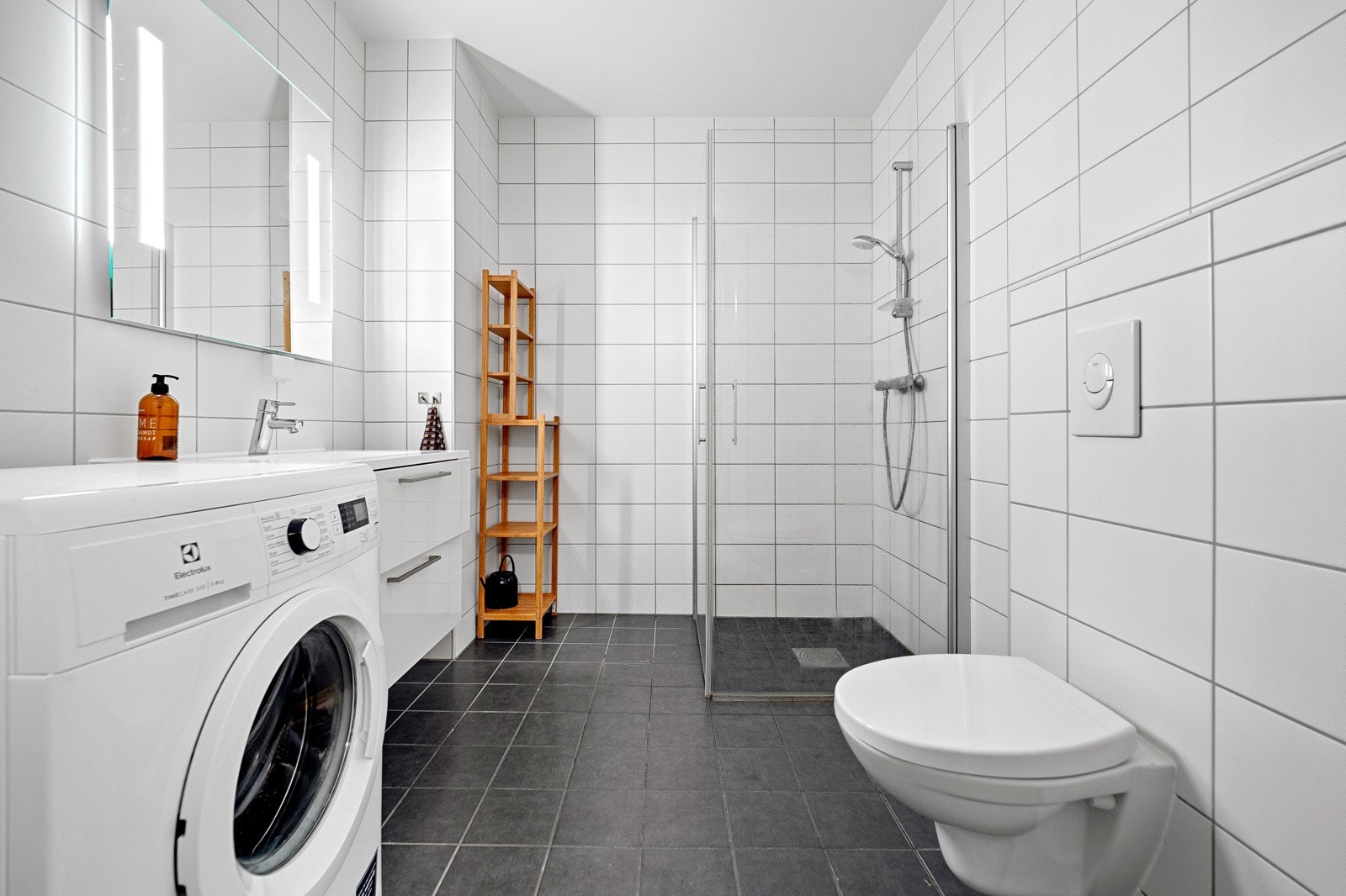 Baderommet har flislagte overflater på vegger og gulv med gulvvarme. Galleribilde