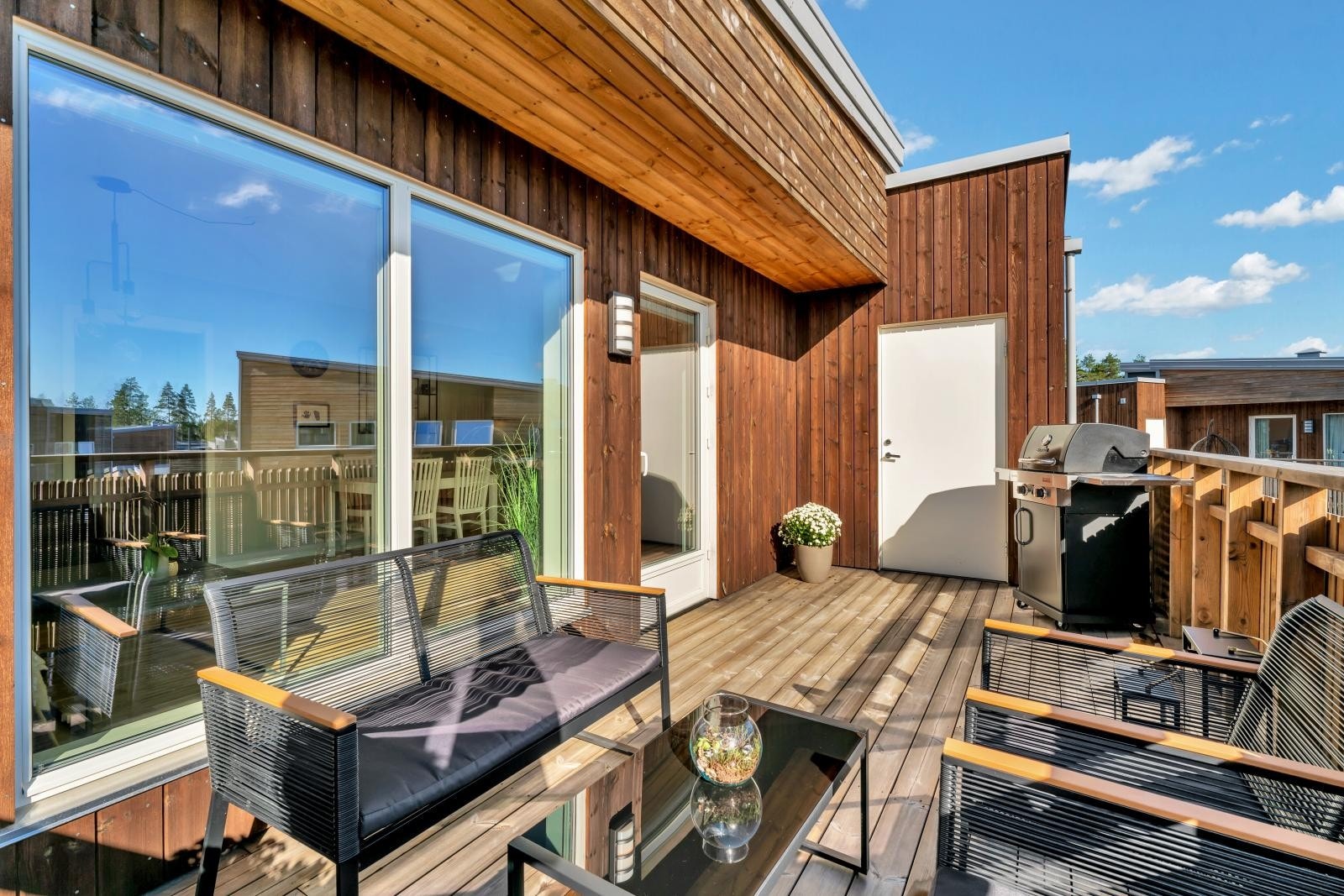 Balkong med rekkverk er oppført i tre. Imp. terrassebord som er oljet/beiset. Det er forøvrig strøm og utelys samt tilkomst til utvendig bod. Galleribilde